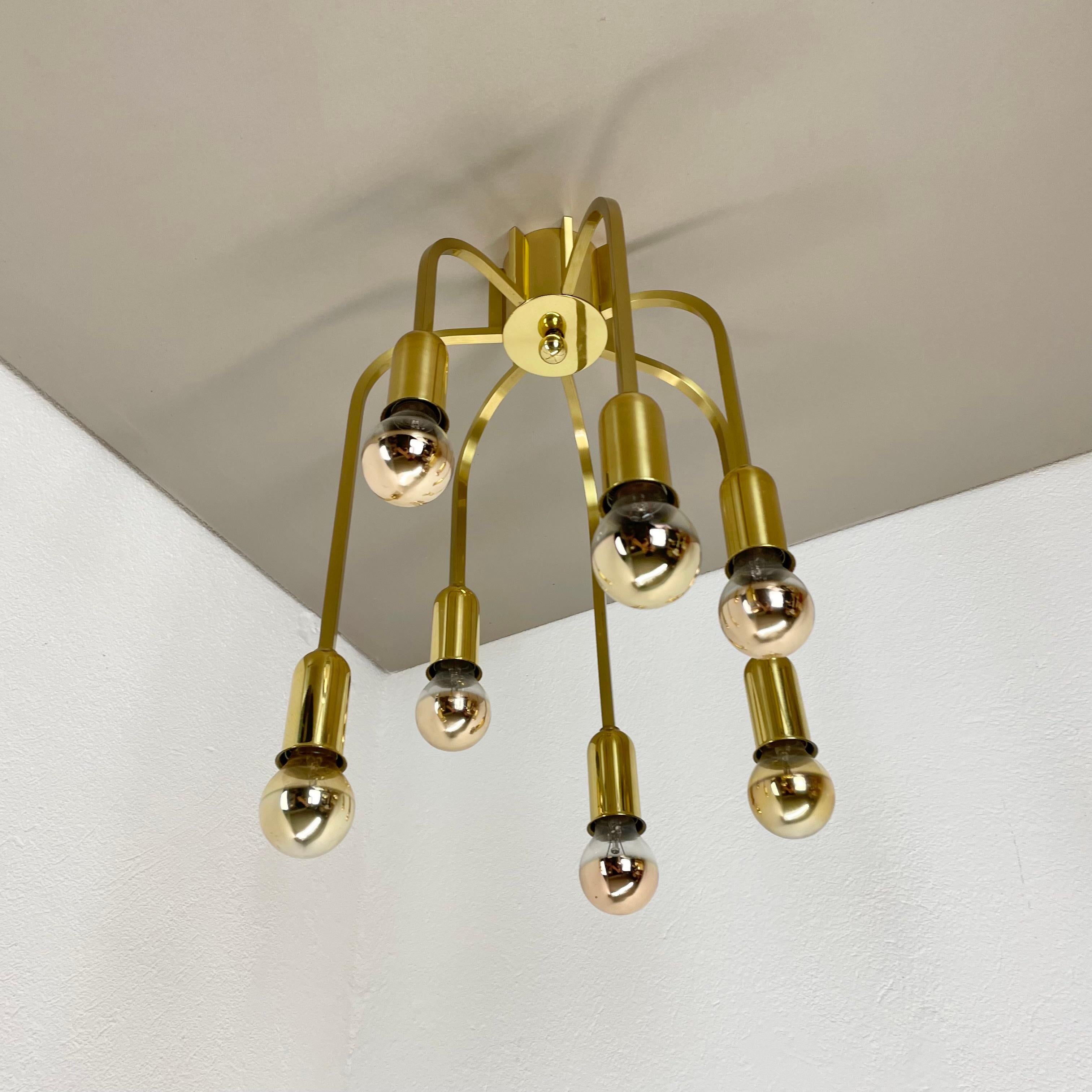 Mid-Century moderno Grande plafoniera CUBIC in ottone a 7 lampadine in stile Stilnovo, Italia anni '70 in vendita
