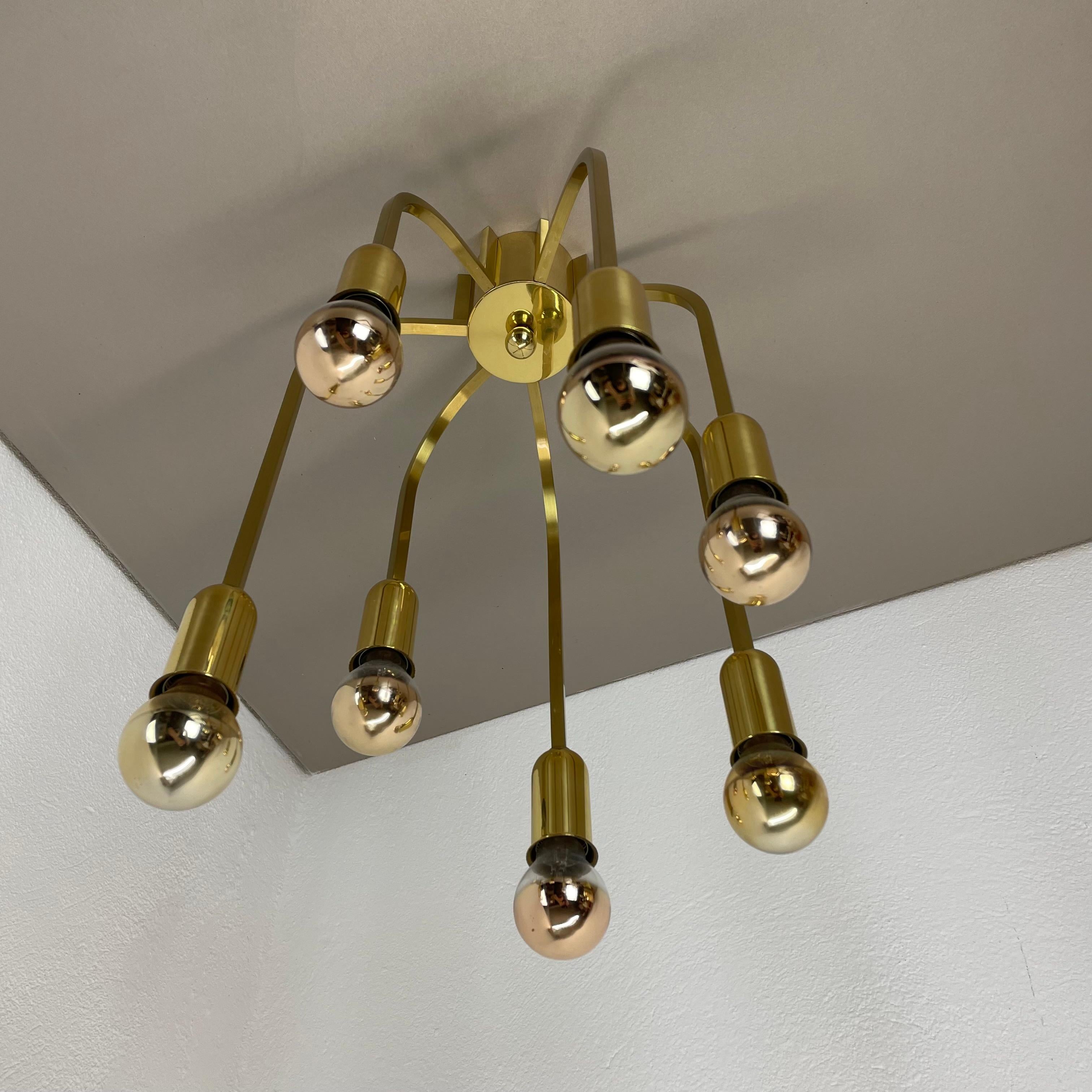 Italiano Grande plafoniera CUBIC in ottone a 7 lampadine in stile Stilnovo, Italia anni '70 in vendita