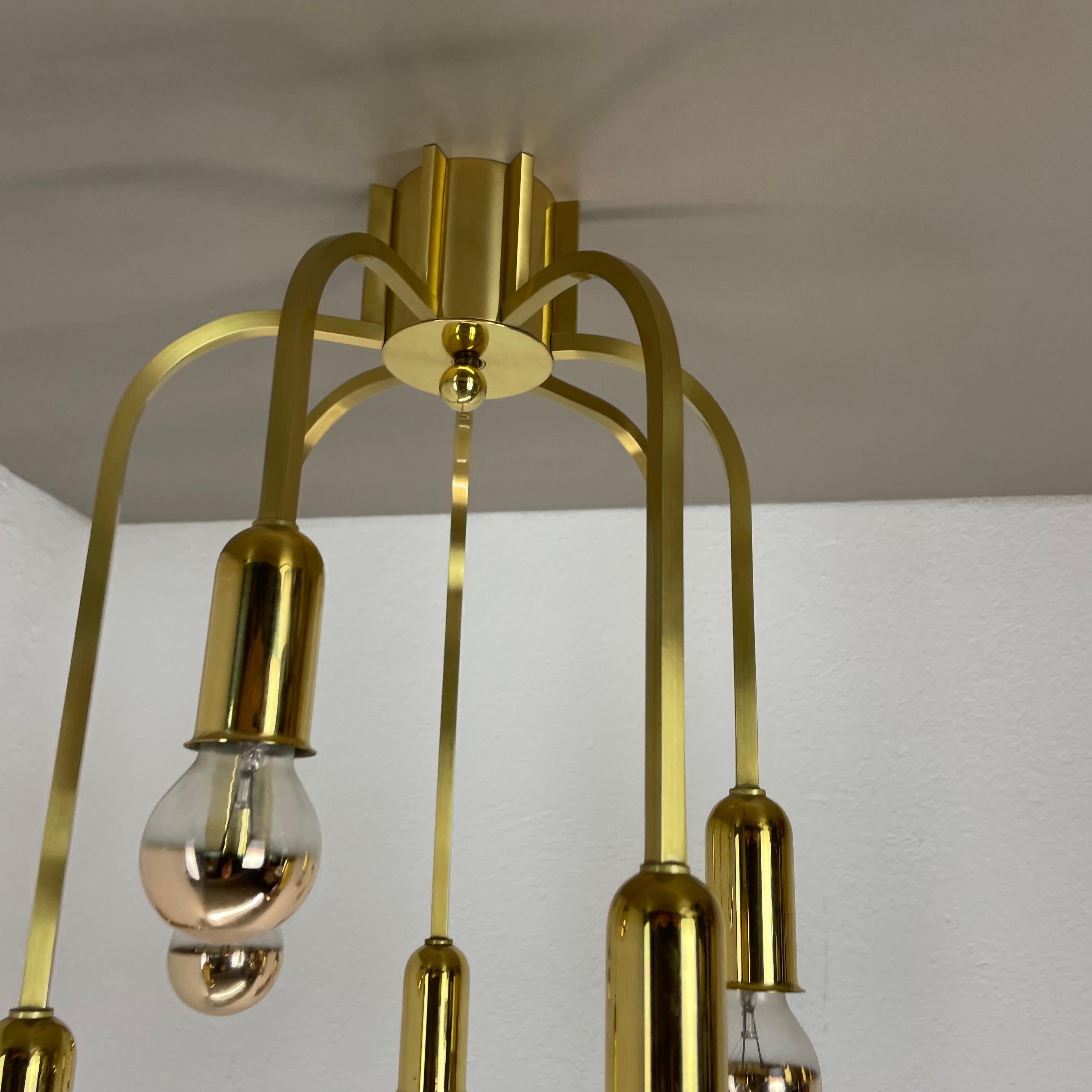 Grande plafoniera CUBIC in ottone a 7 lampadine in stile Stilnovo, Italia anni '70 In condizioni buone in vendita a Kirchlengern, DE