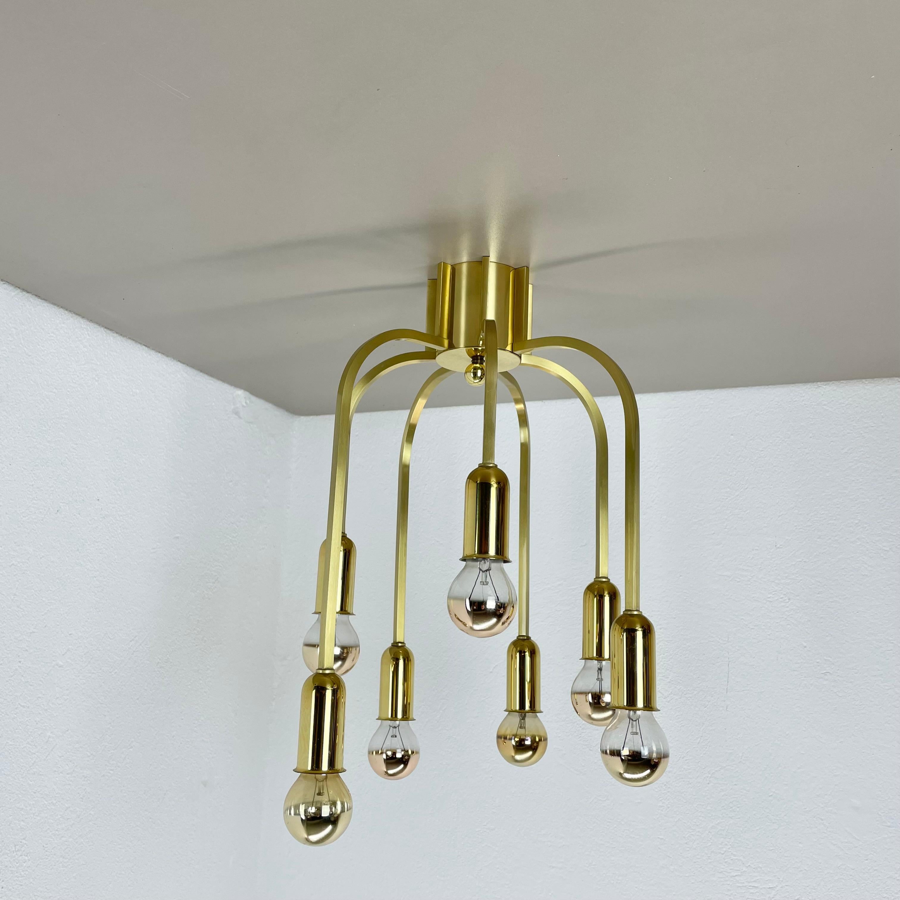Grande plafoniera CUBIC in ottone a 7 lampadine in stile Stilnovo, Italia anni '70 in vendita 1