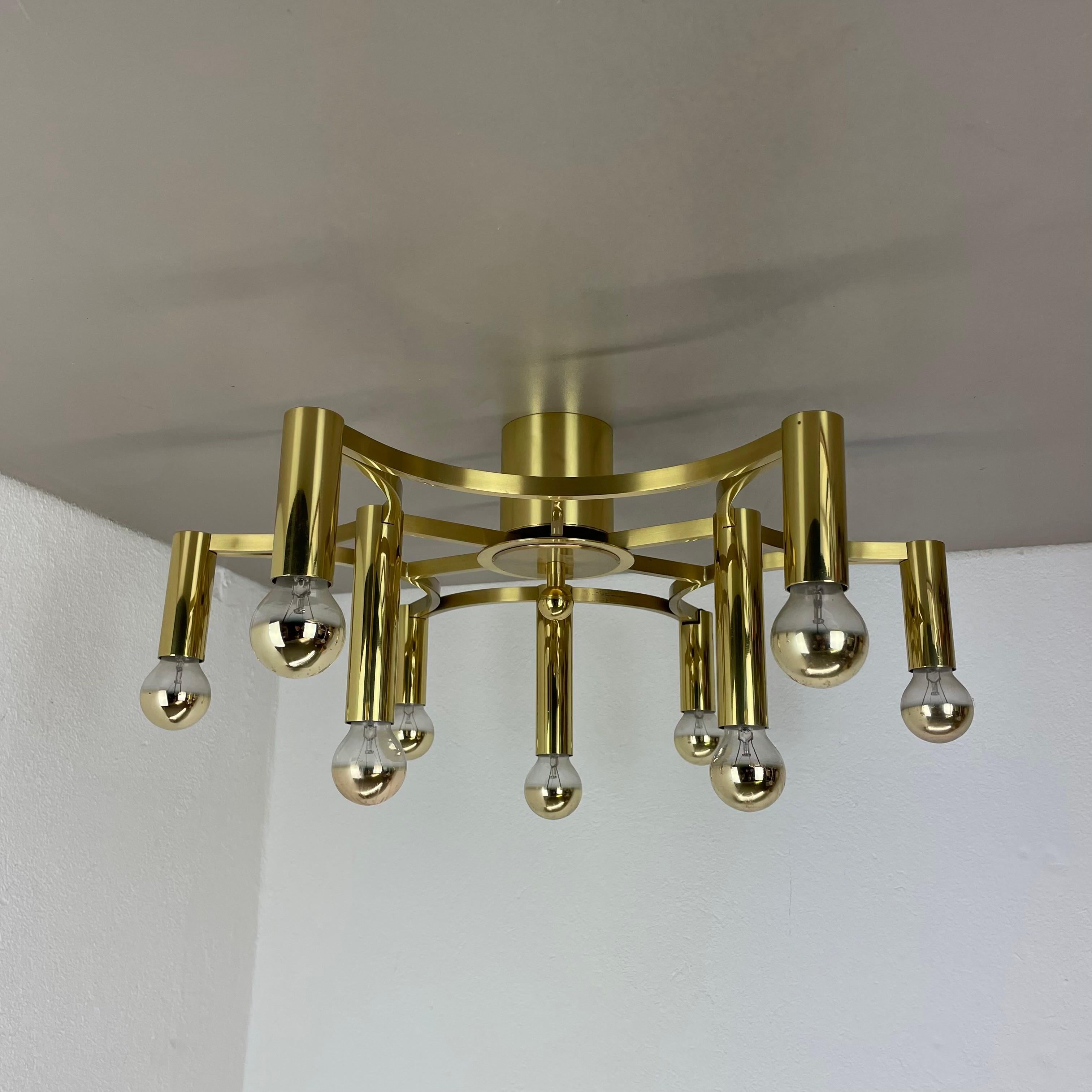 Articolo:

plafoniera in ottone, montaggio a incasso



Origine:

Italia



Età:

1960s




Questa plafoniera modernista vintage è stata prodotta negli anni '1960 in Italia. La lampada è realizzata in ottone massiccio e presenta una fantastica