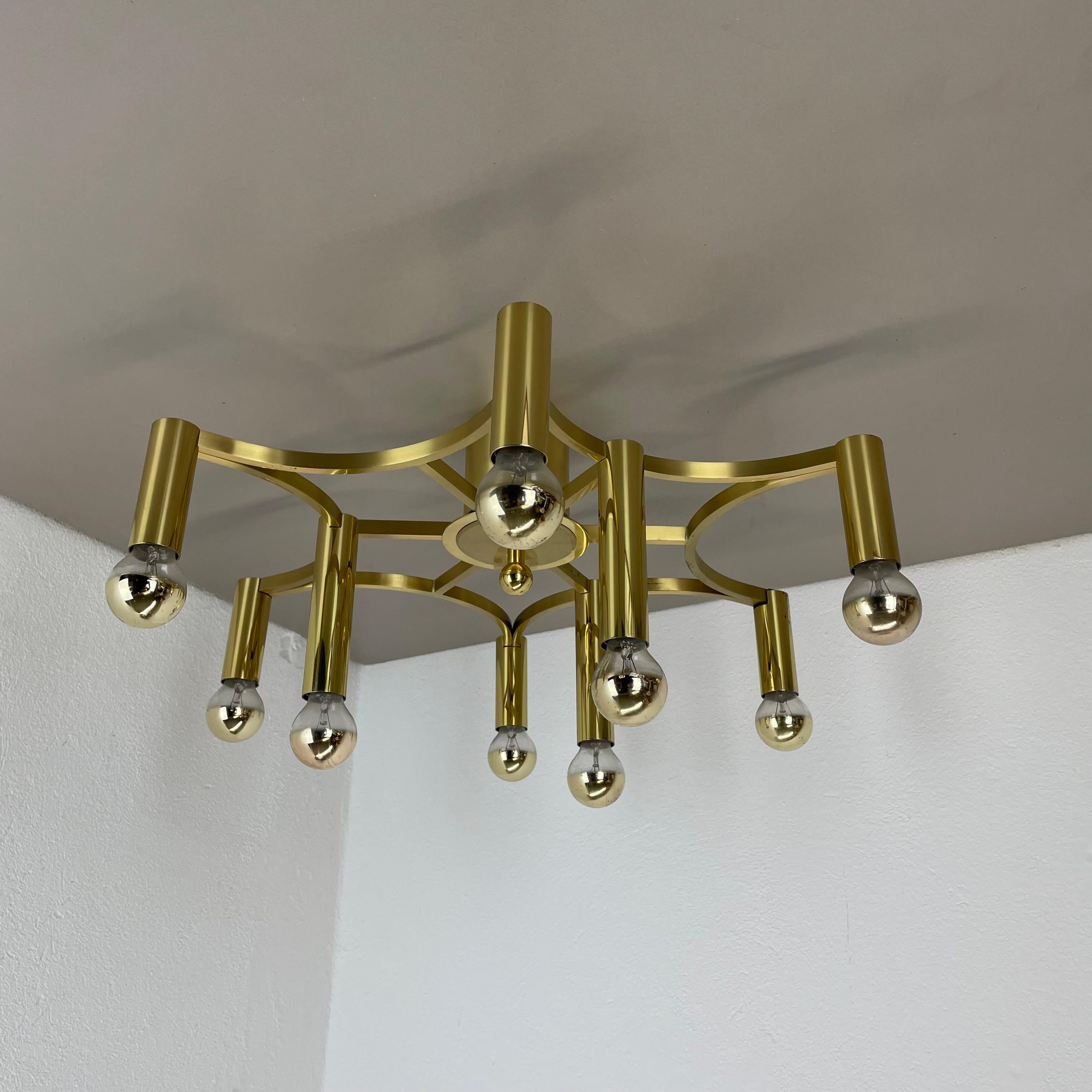 Mid-Century moderno Grande plafoniera CUBIC in ottone a 9 lampadine in stile Stilnovo, Italia anni '60 in vendita