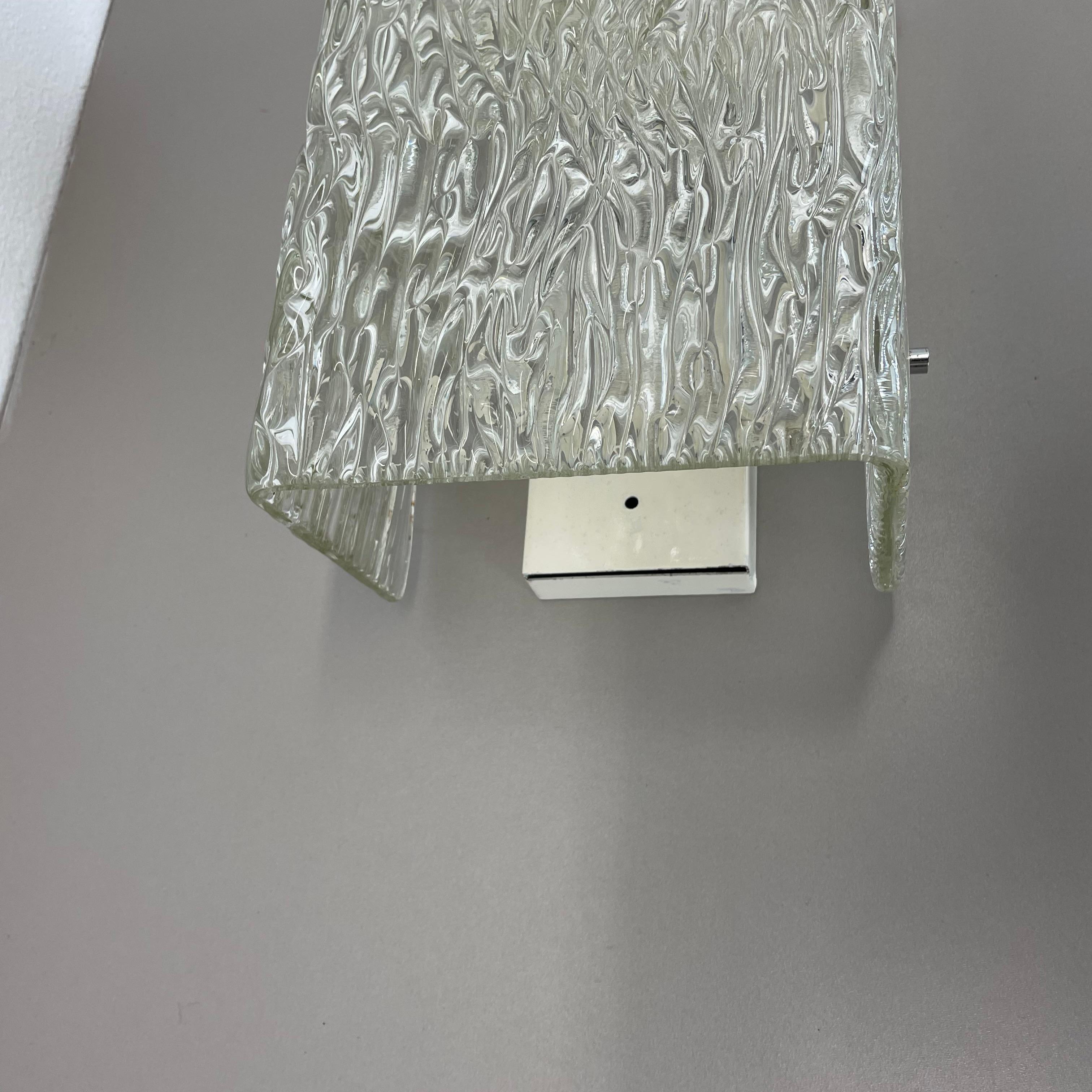 Grande applique cubica in vetro ghiaccio Hollywood Regency realizzata da Kalmar Lighting, anni '60 in vendita 3