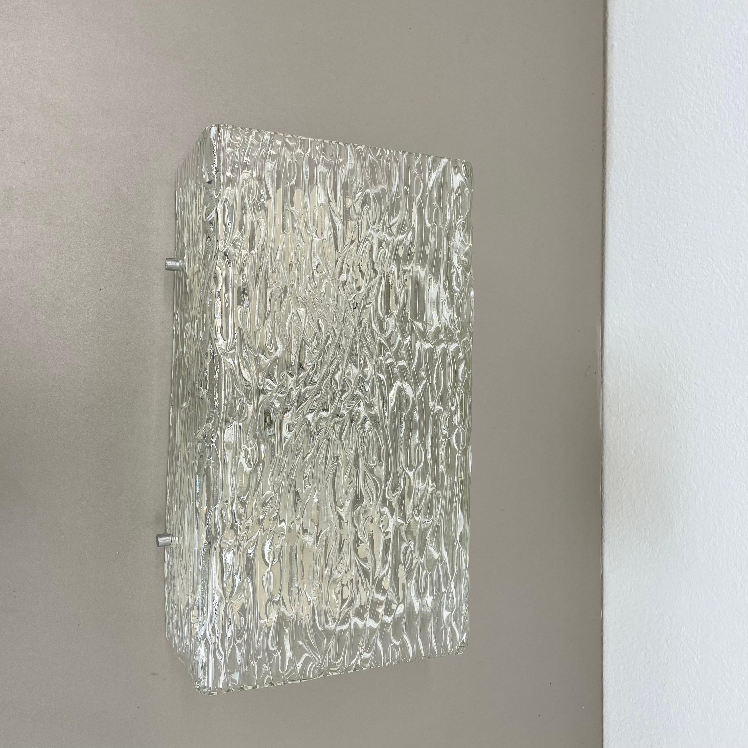 Articolo:

Lampada da parete


Produttore:

Kalmar Franken KG, Austria


Design:

J.T. Kalmar


Età:
1960s



Modernista originale  grande applique in vetro Hollywood Regency. La luce è caratterizzata da un elemento in vetro ghiaccio grande e