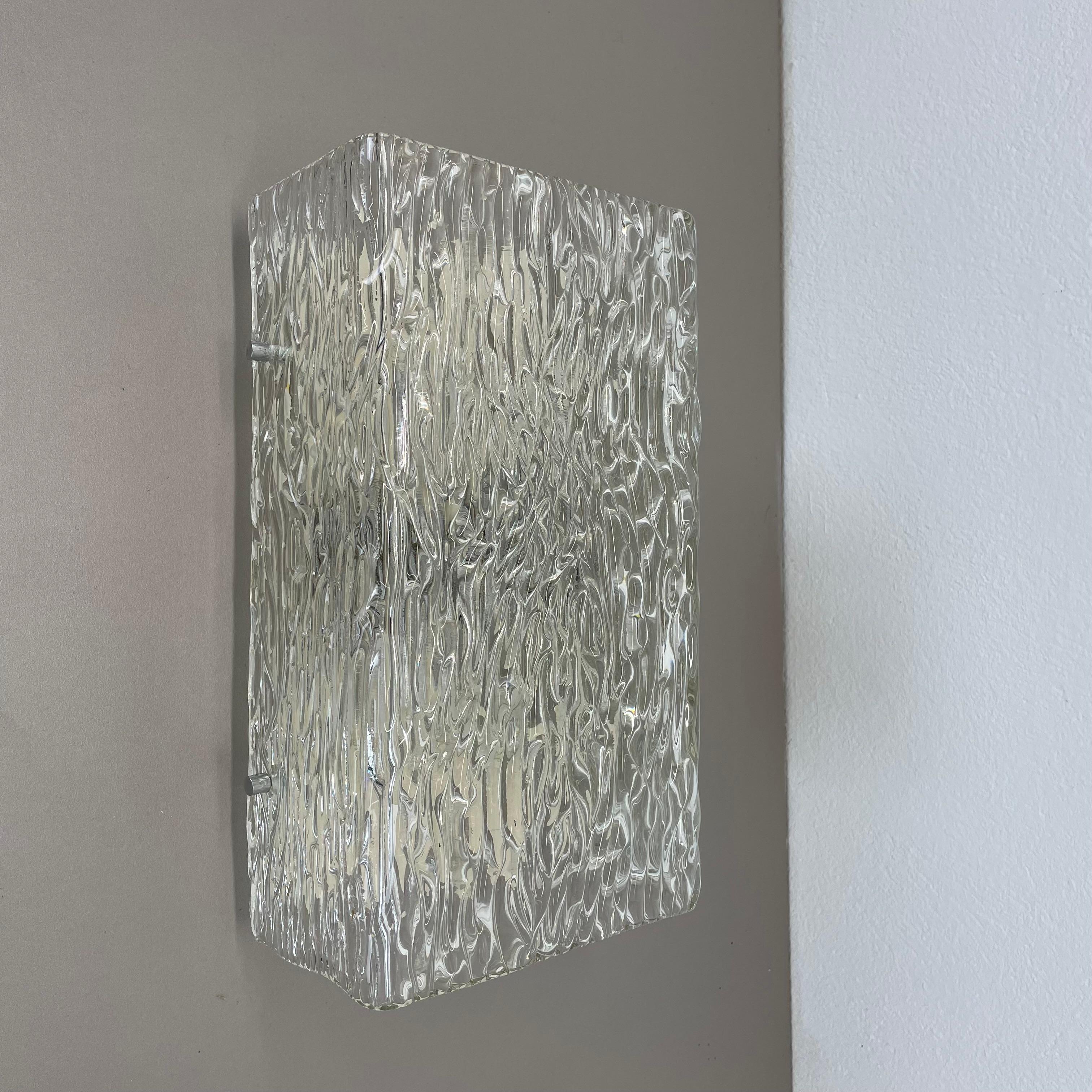 Mid-Century moderno Grande applique cubica in vetro ghiaccio Hollywood Regency realizzata da Kalmar Lighting, anni '60 in vendita
