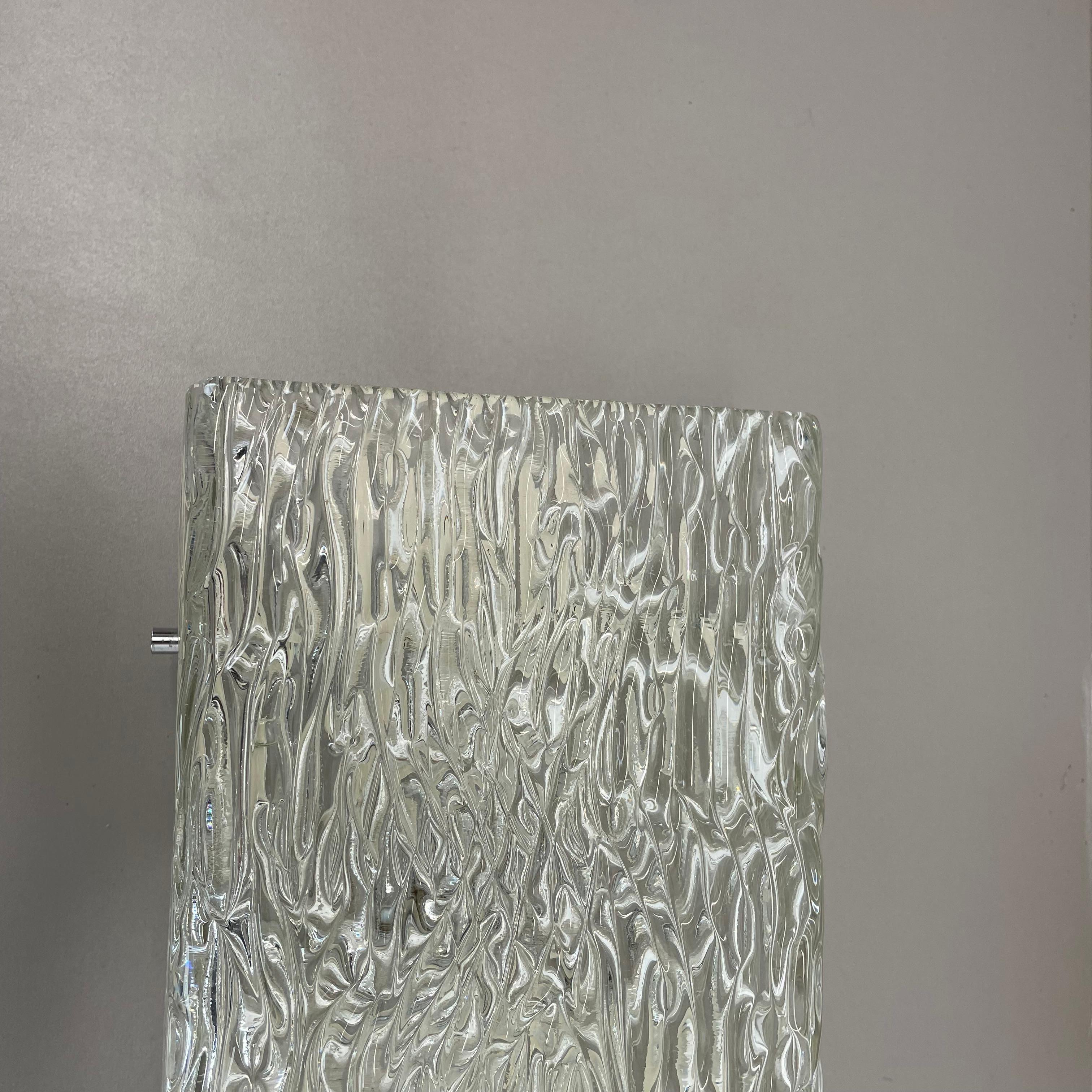 Grande applique cubica in vetro ghiaccio Hollywood Regency realizzata da Kalmar Lighting, anni '60 In condizioni buone in vendita a Kirchlengern, DE