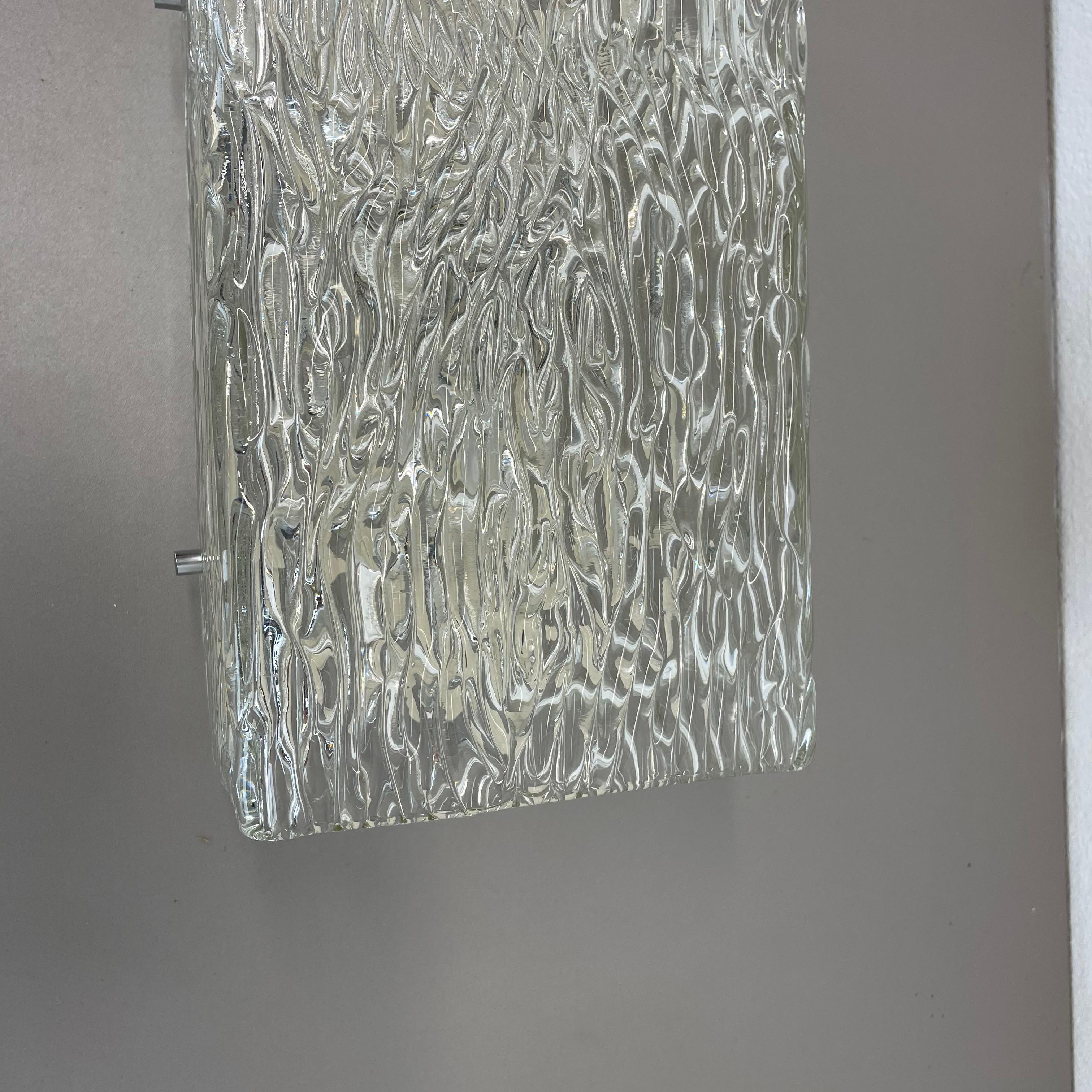 Metallo Grande applique cubica in vetro ghiaccio Hollywood Regency realizzata da Kalmar Lighting, anni '60 in vendita