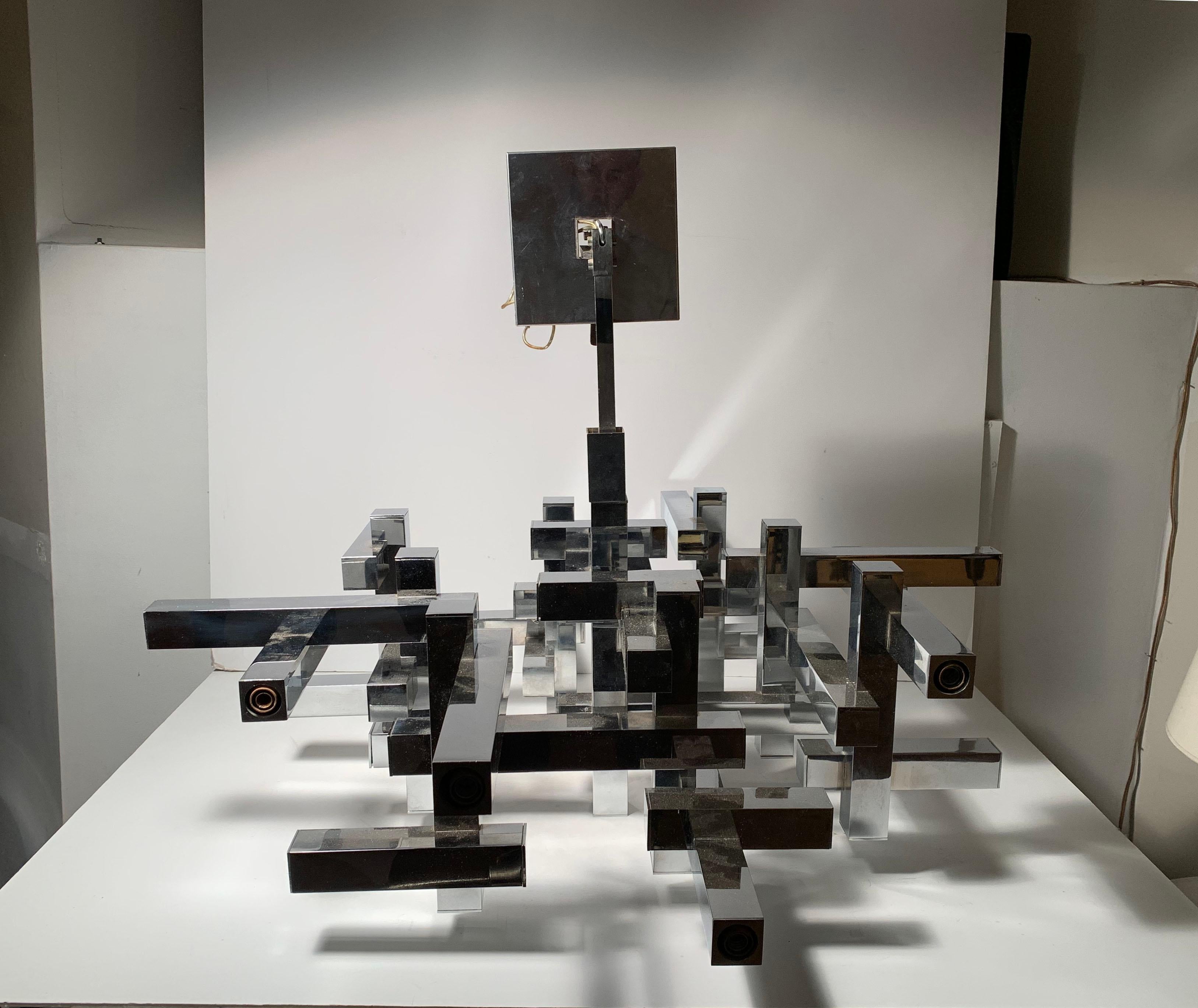 Cromo Grande lampadario cubista / ciondolo  Lampada scultura di Gaetano Sciolari in vendita