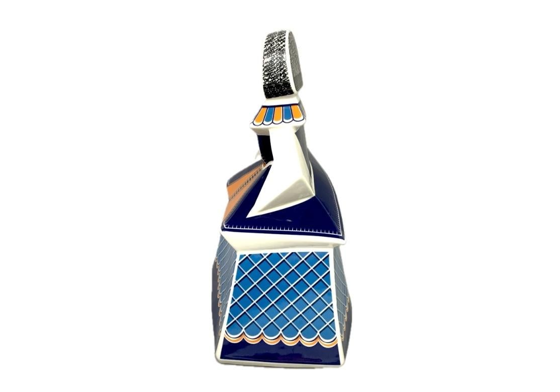 Grande figura in porcellana del prestigioso e famoso marchio galiziano di ceramiche e porcellane Galos, che rappresenta una menina in stile cubista. Progettato e prodotto in Spagna. Modello #R-8817 registrato alla fine del 2014. Ispirato al