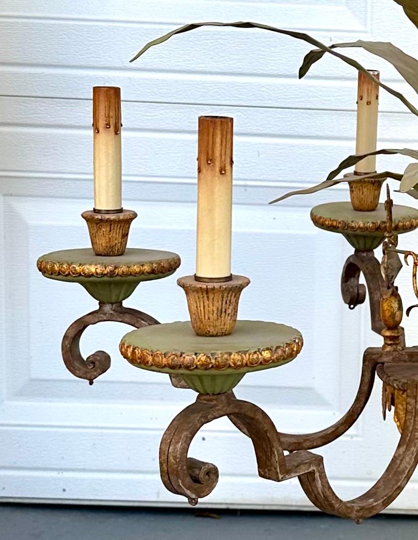 Grande lampadario a sei luci Currey & Co.

Splendido lampadario scultoreo a tole di Currey & Co. Dalla colonna spunta un fogliame sottile, circondato da sei candele finte. La lampada ha sei bellissimi bracci a voluta con bobeches intagliate in legno