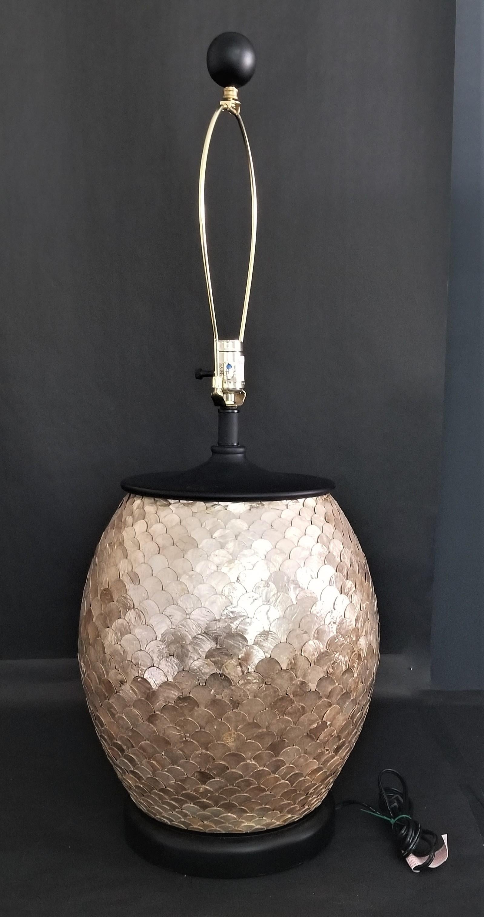 Large Currey & Company Alfresco Iridescent Capiz Shell Table Lamp In Good Condition In Lake Worth, FL