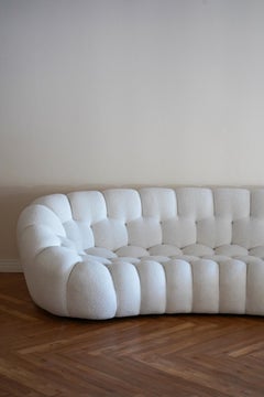 Grand canapé bulle incurvé en bouclé orsetto blanc Sacha Lakic pour Roche Bobois