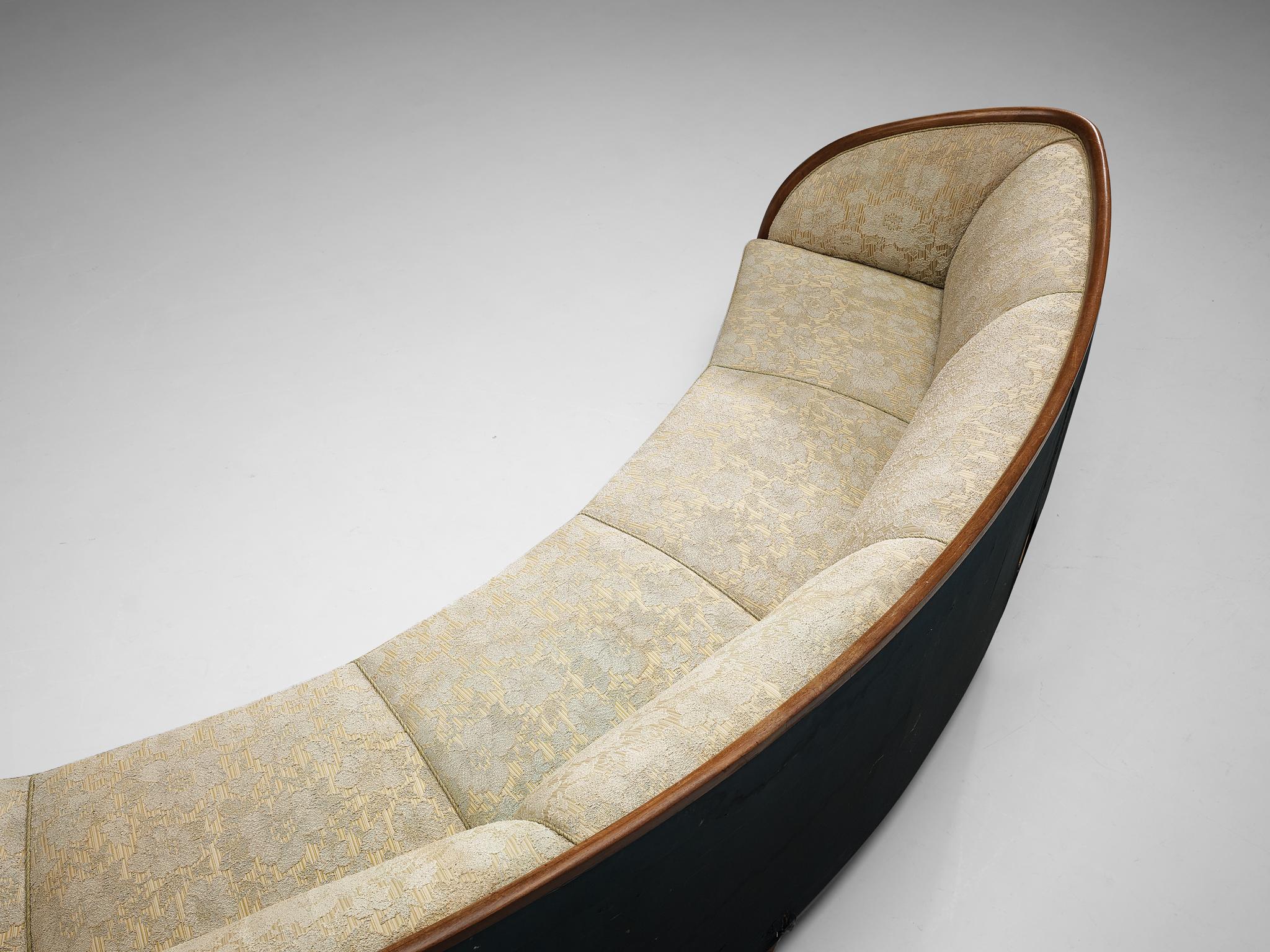 Großes geschwungenes dänisches Sofa mit heller Stoffpolsterung (Skandinavische Moderne) im Angebot