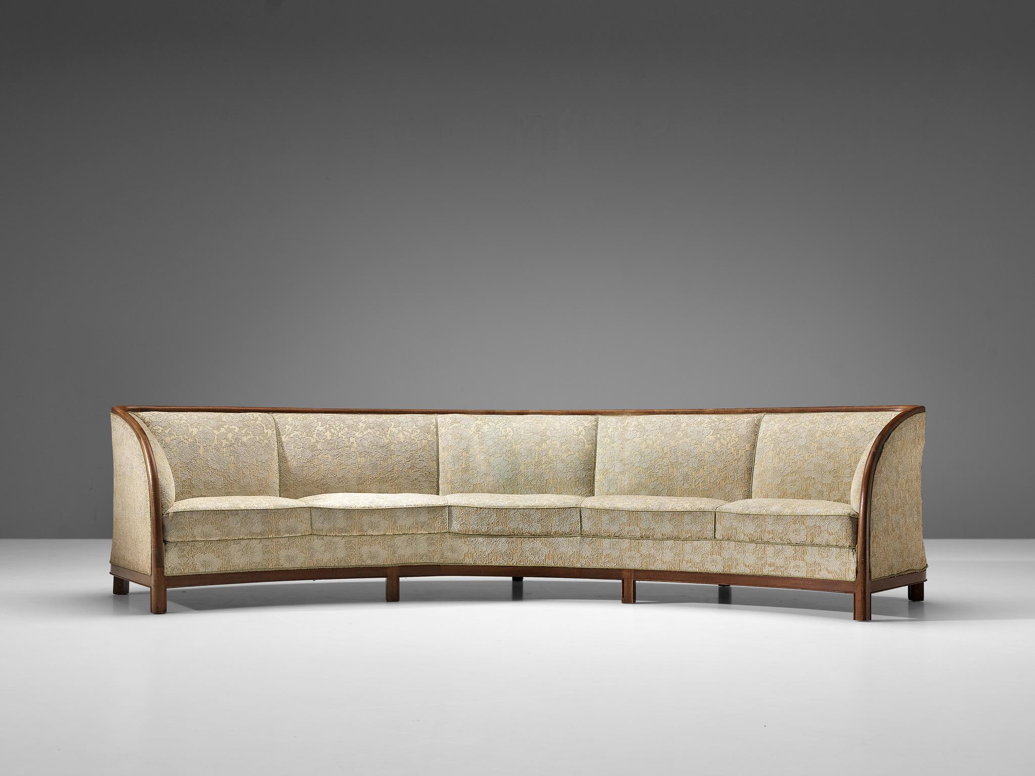Großes geschwungenes dänisches Sofa mit heller Stoffpolsterung (Dänisch) im Angebot