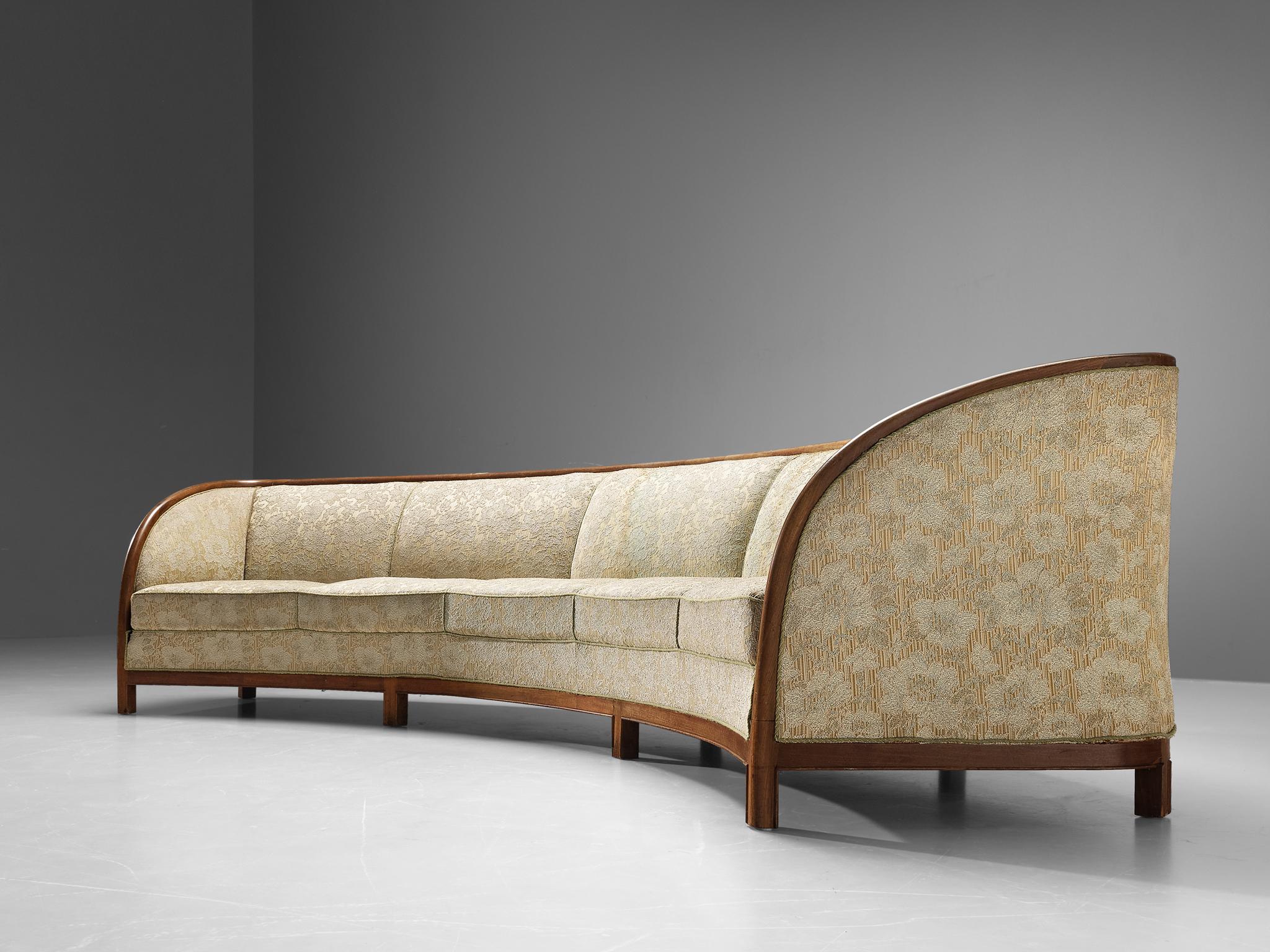 Milieu du XXe siècle Grand canapé danois incurvé en tissu léger en vente