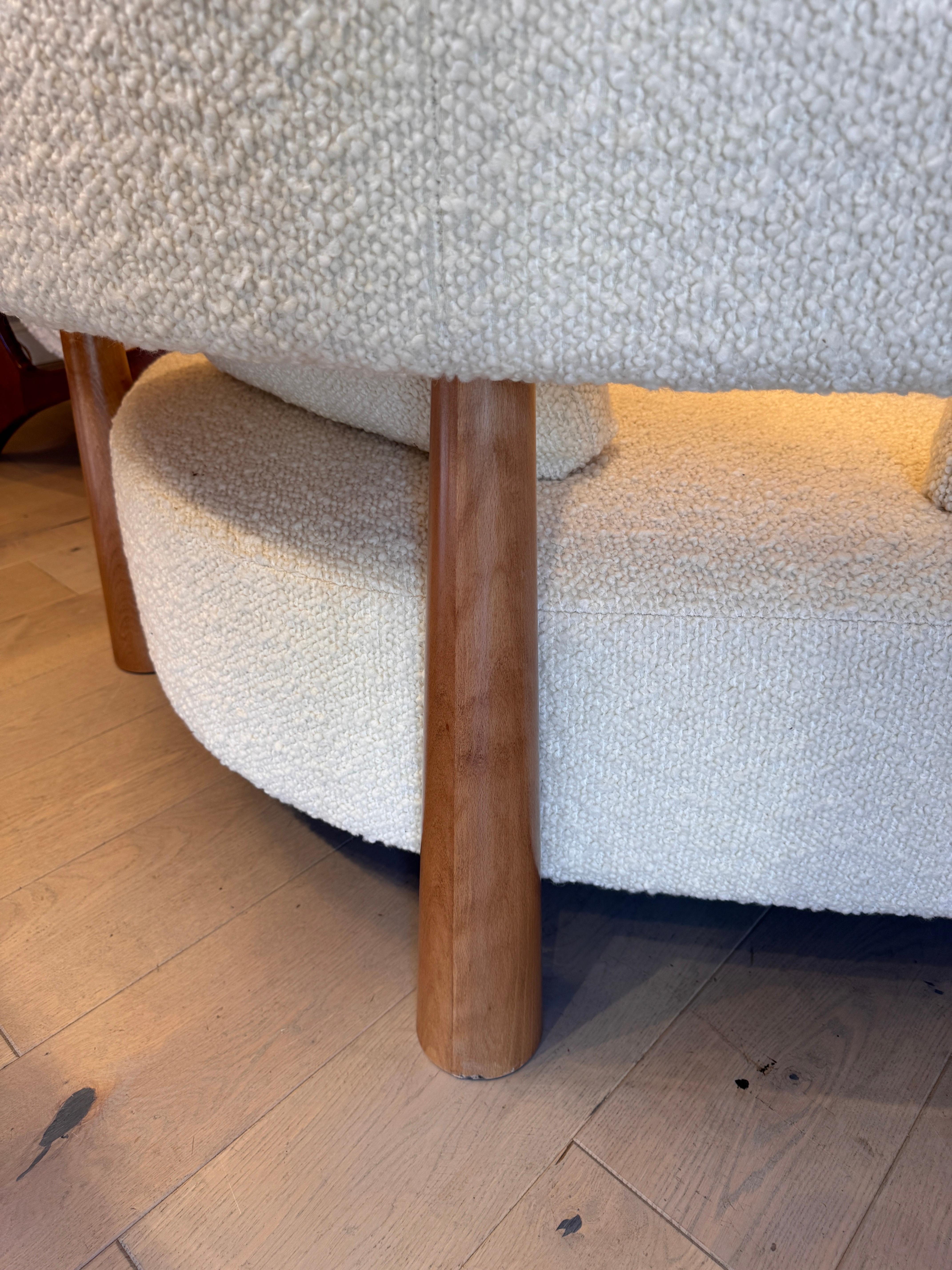 Divano grande a forma di rene curvo in bouclé di lana d'agnello In condizioni Nuovo in vendita a London, GB
