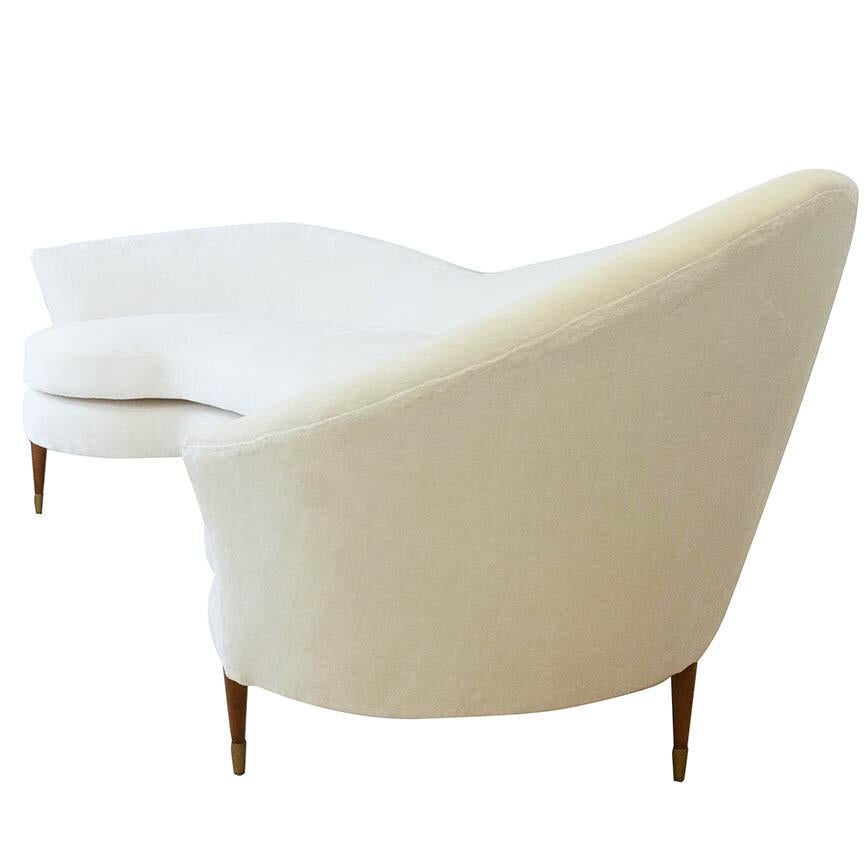 Mid-Century Modern Grand canapé moderne incurvé en velours blanc en vente
