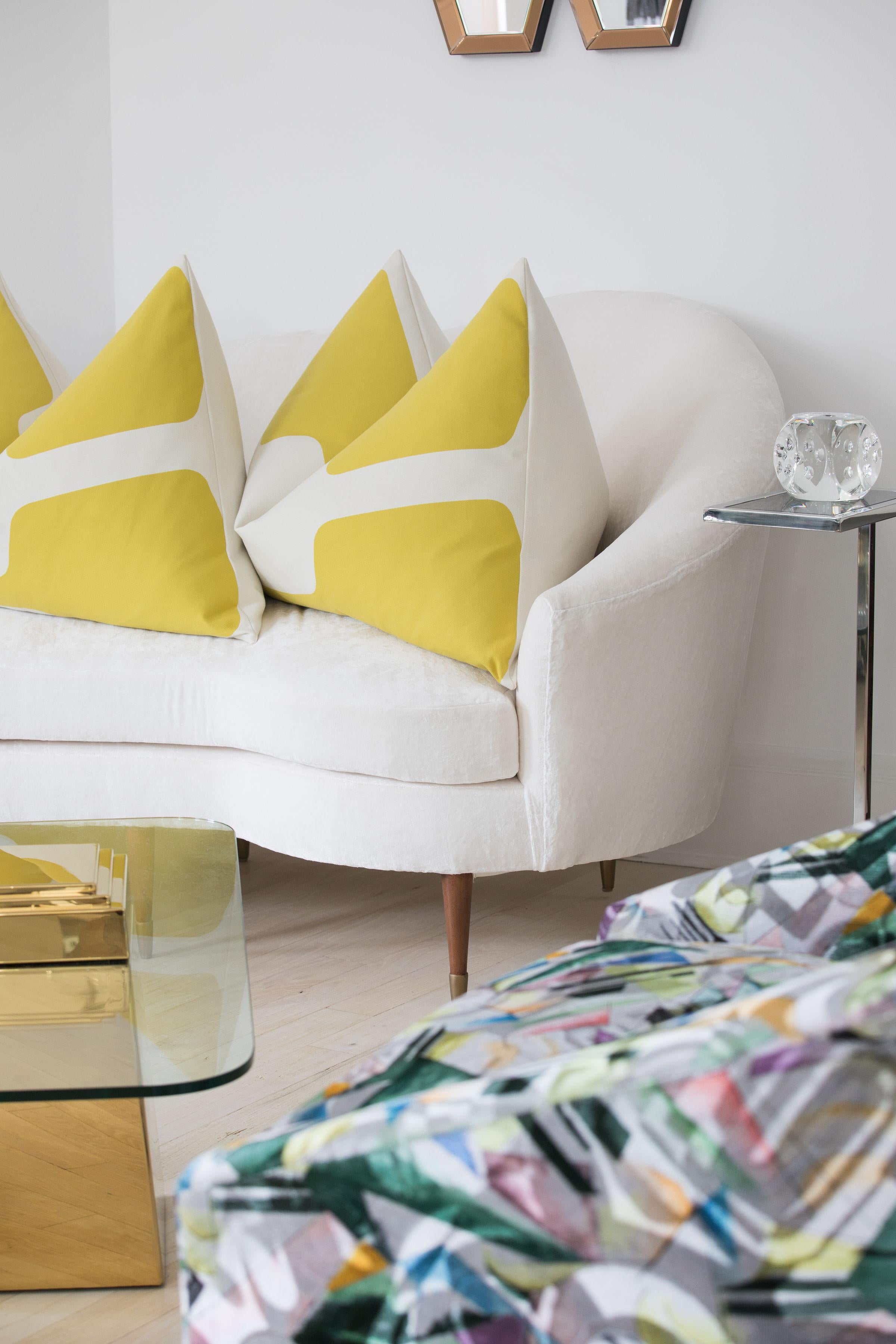 Fait main Grand canapé moderne incurvé en velours blanc en vente