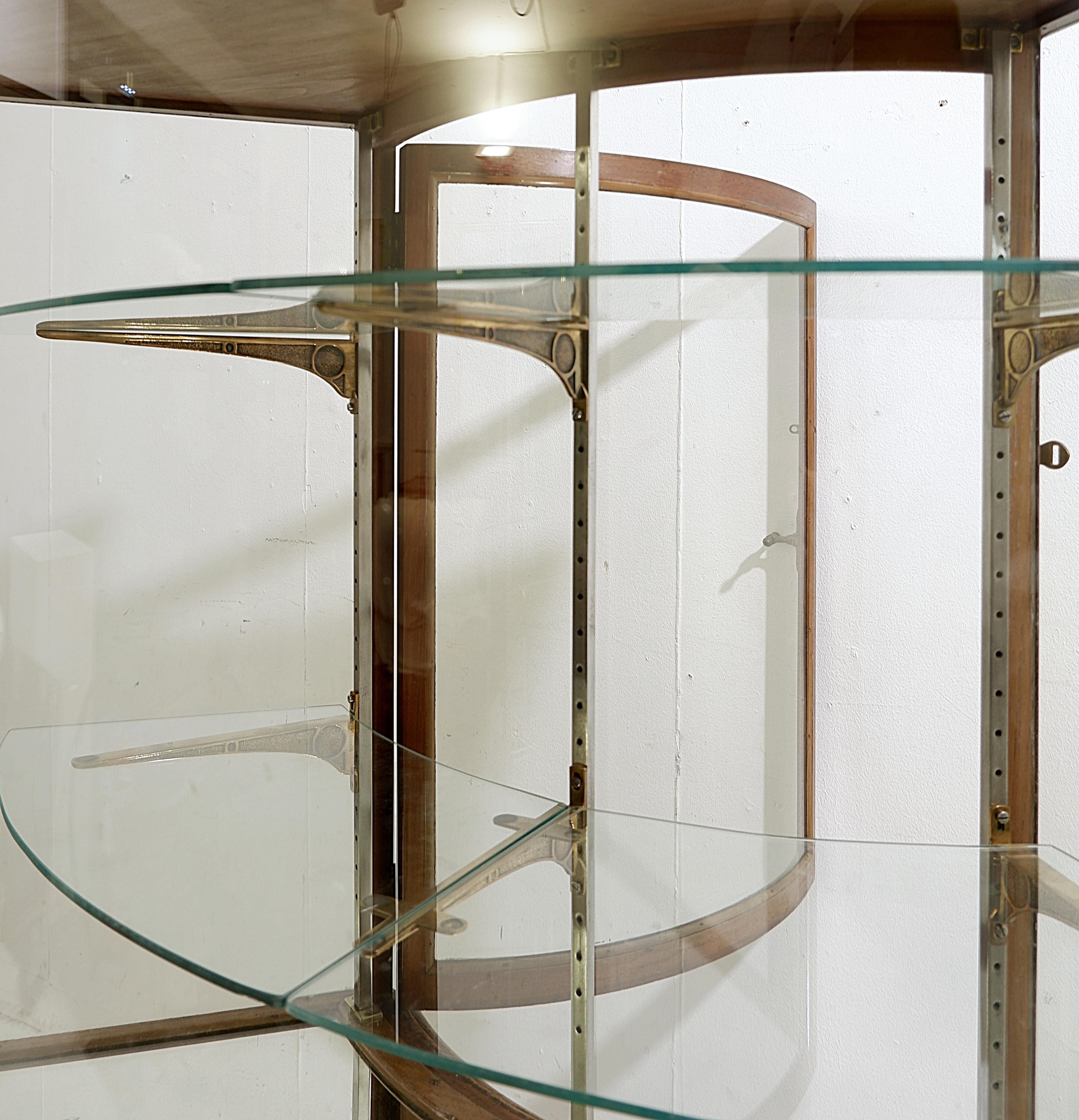 Laiton Grand meuble vitrine incurvé - années 1940 en vente