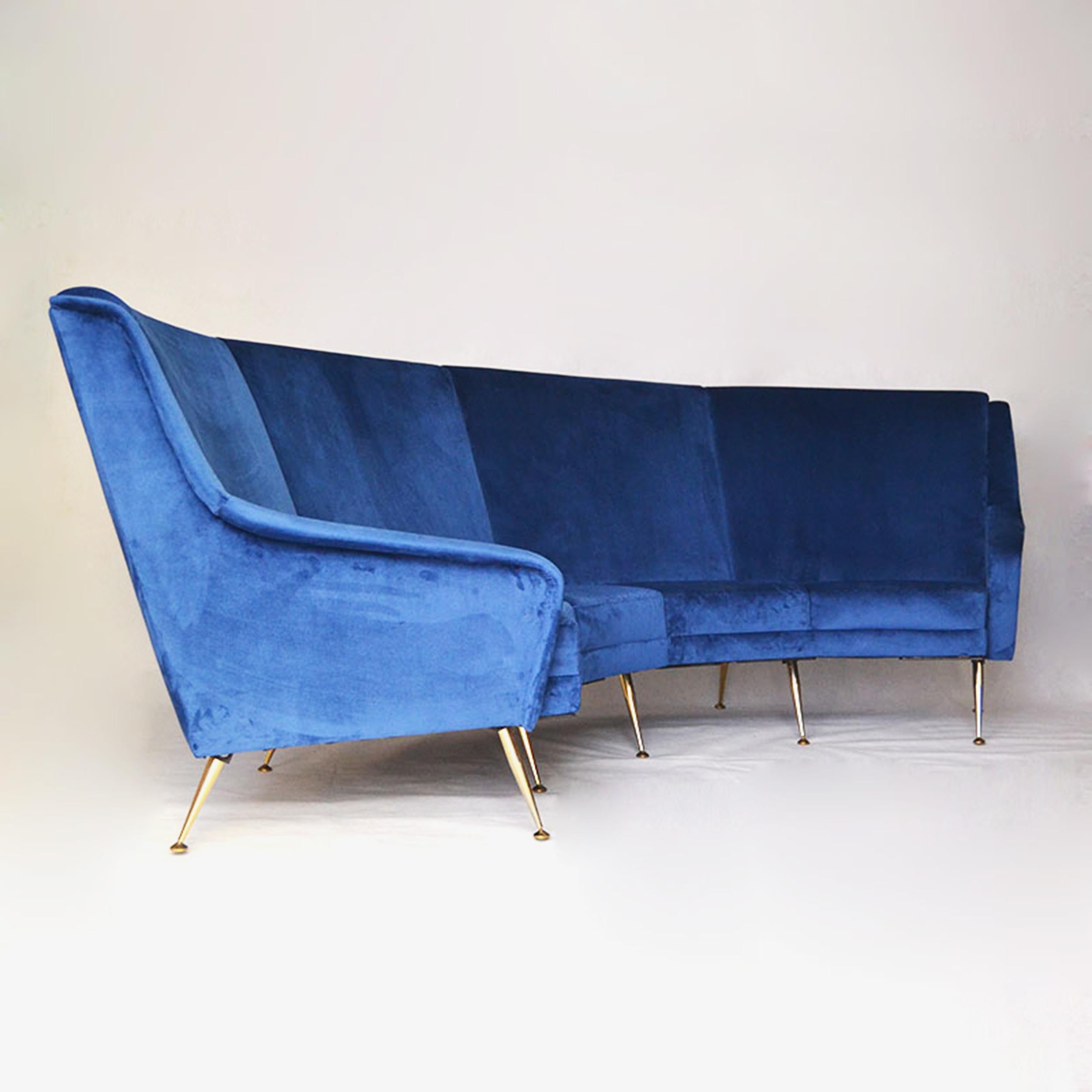 Large curved sofa in blue velvet and gold metal compass legs edited by Erton (retains label). France, 1950s.
Furniture edited by Erton, France,
circa 1950
Good vintage condition
Documentation: attached certificate of authenticity

