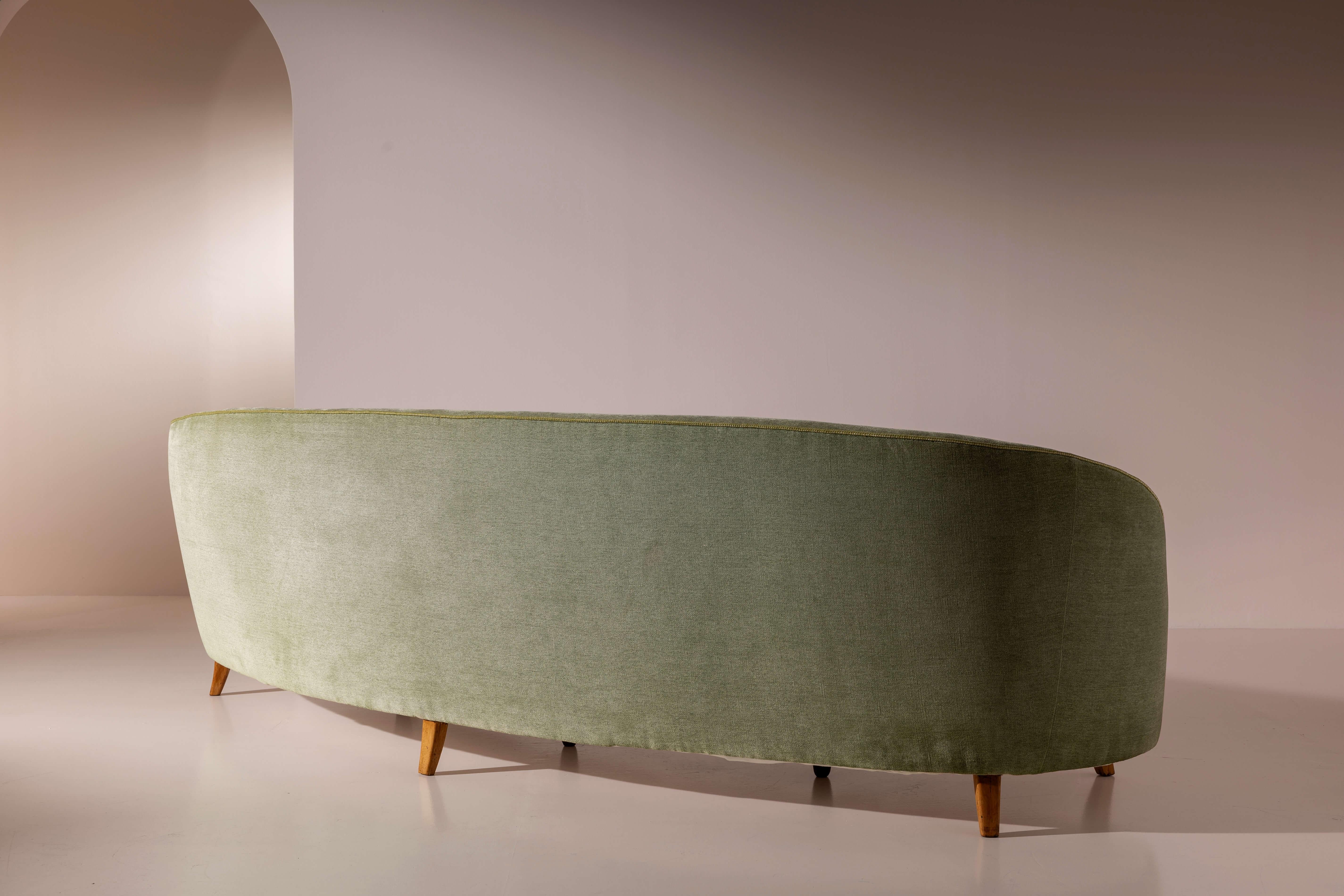 Großes geschwungenes Sofa aus Holz und grünem Samt im Stil von Gio Ponti, Italien 1950er Jahre im Angebot 4