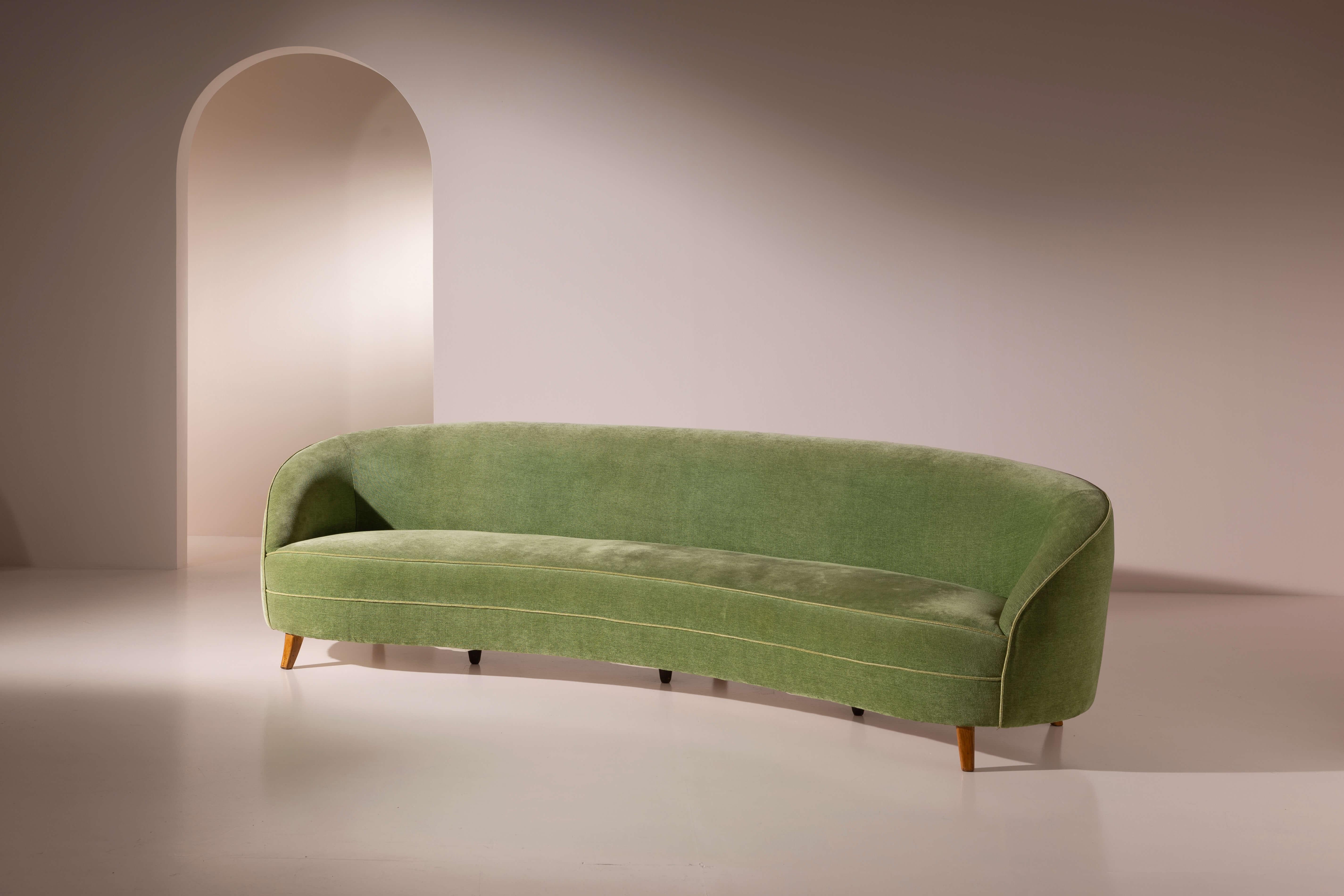 Großes geschwungenes Sofa aus Holz und Stoff, bezogen mit grünem Samt, im Stil von Gio Ponti - italienische Herstellung, 1950er Jahre

In einem Wohnzimmer ist das Sofa das Möbelstück schlechthin - ein Symbol für Gastfreundschaft und Komfort. Und die