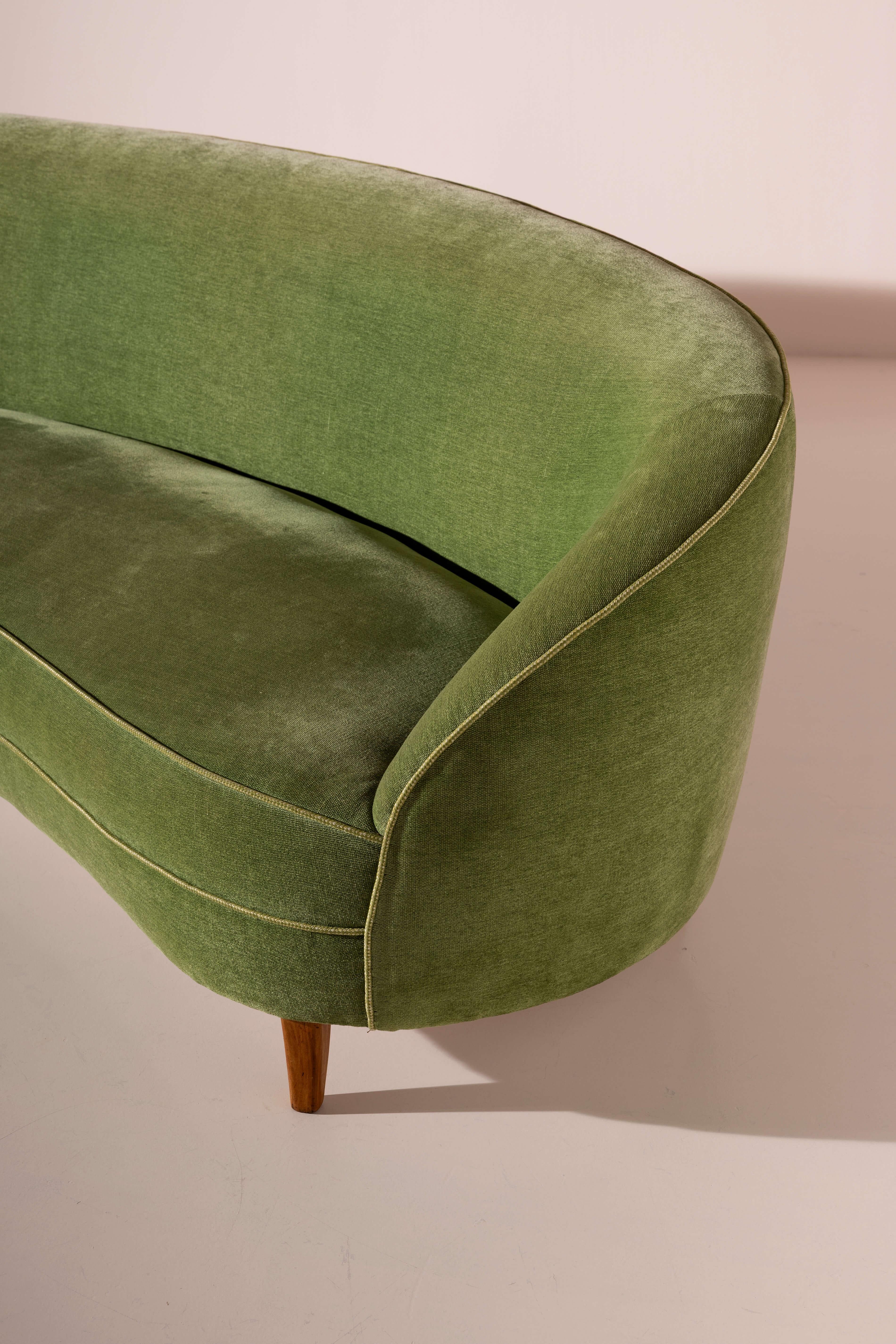 Großes geschwungenes Sofa aus Holz und grünem Samt im Stil von Gio Ponti, Italien 1950er Jahre (Moderne der Mitte des Jahrhunderts) im Angebot