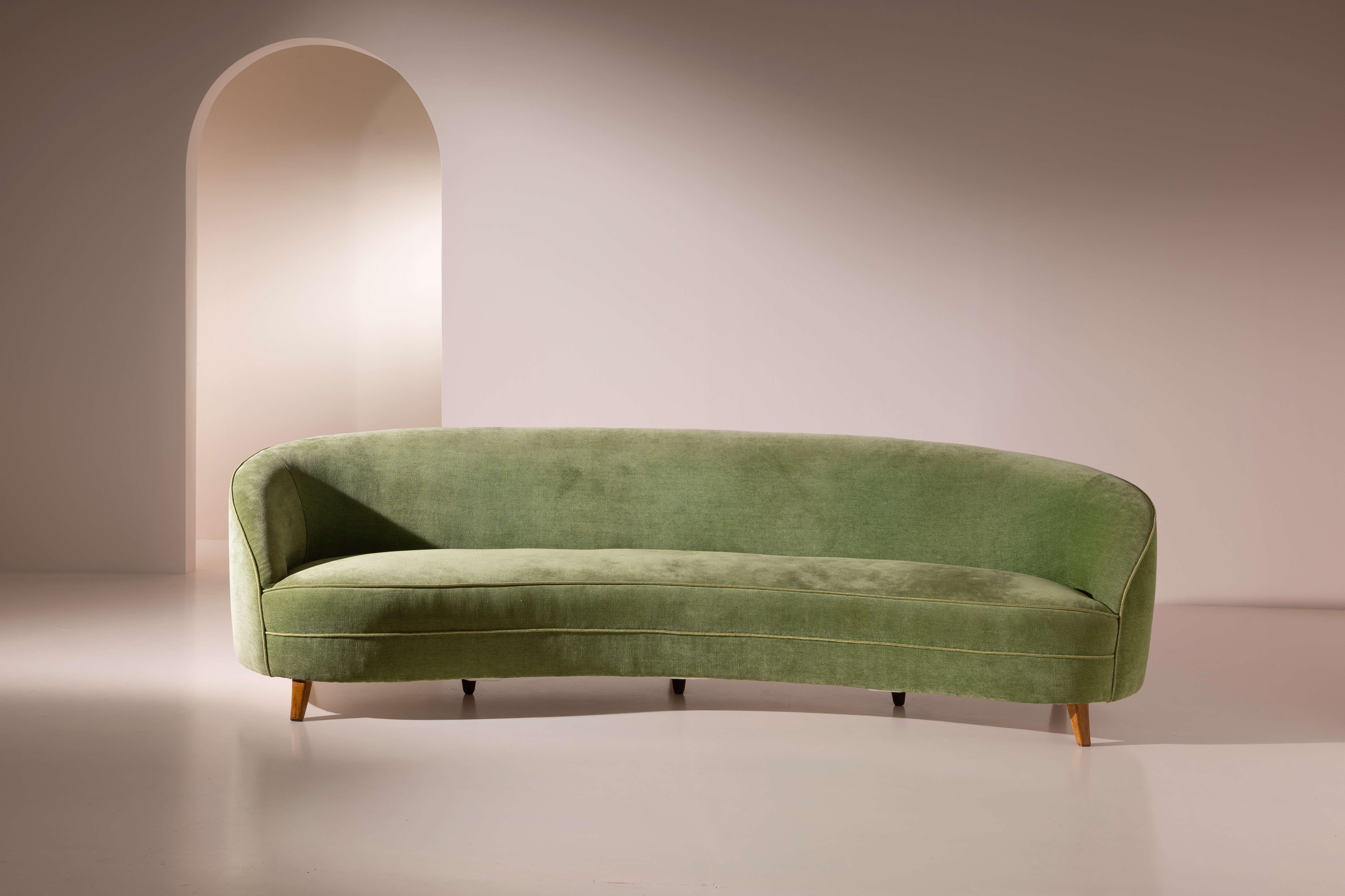 Großes geschwungenes Sofa aus Holz und grünem Samt im Stil von Gio Ponti, Italien 1950er Jahre (Italienisch) im Angebot