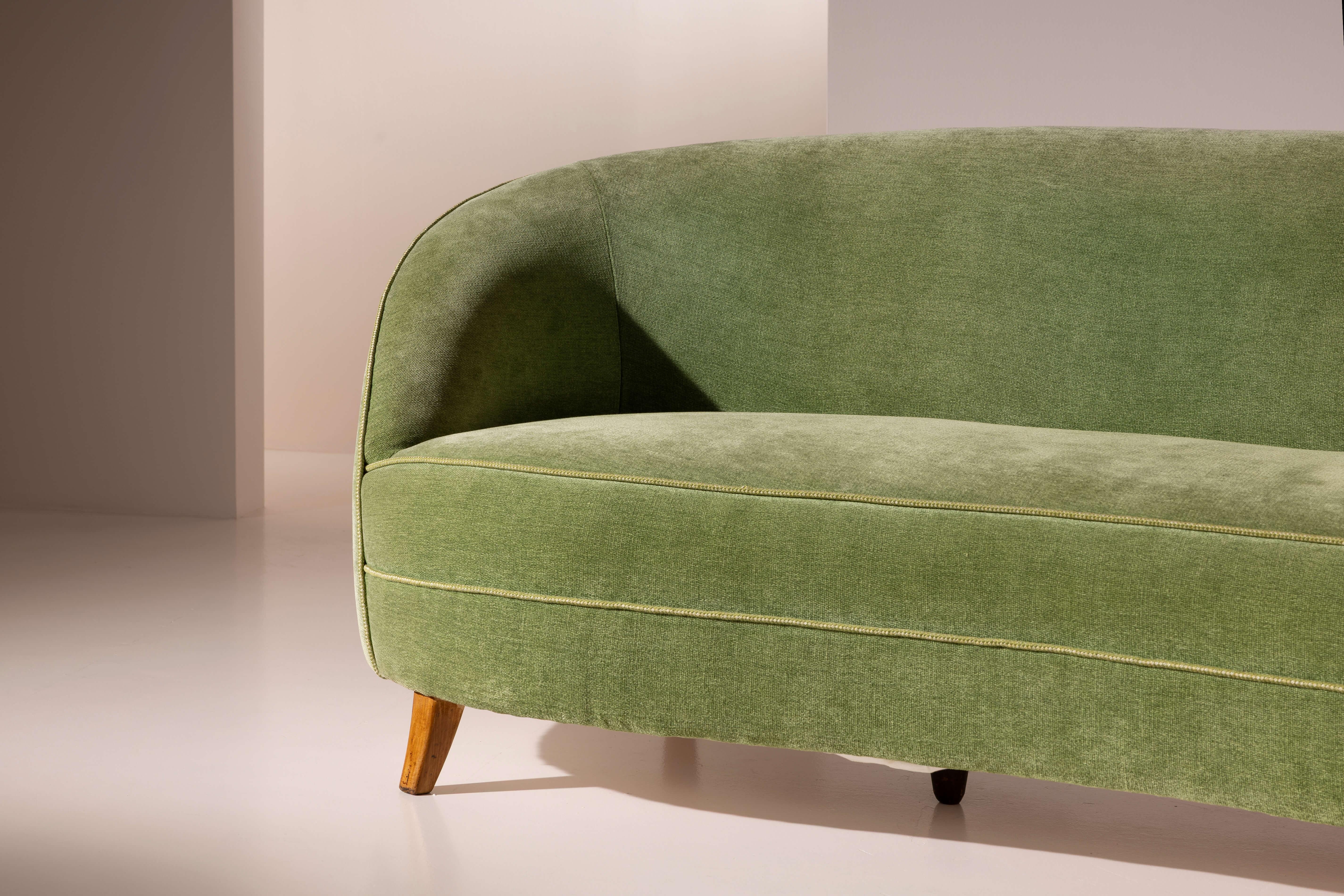 Großes geschwungenes Sofa aus Holz und grünem Samt im Stil von Gio Ponti, Italien 1950er Jahre im Zustand „Gut“ im Angebot in Chiavari, Liguria