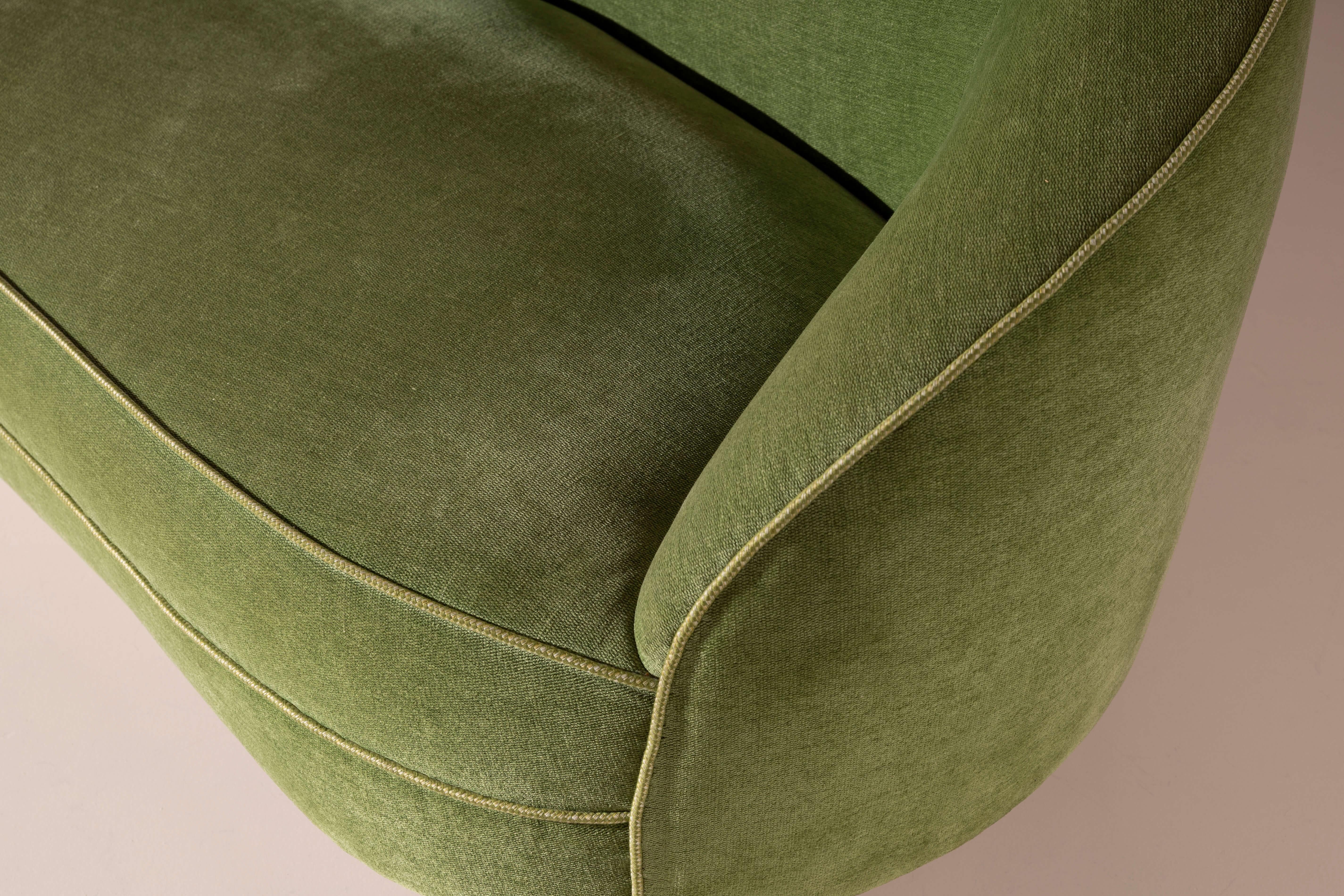 Großes geschwungenes Sofa aus Holz und grünem Samt im Stil von Gio Ponti, Italien 1950er Jahre (Mitte des 20. Jahrhunderts) im Angebot