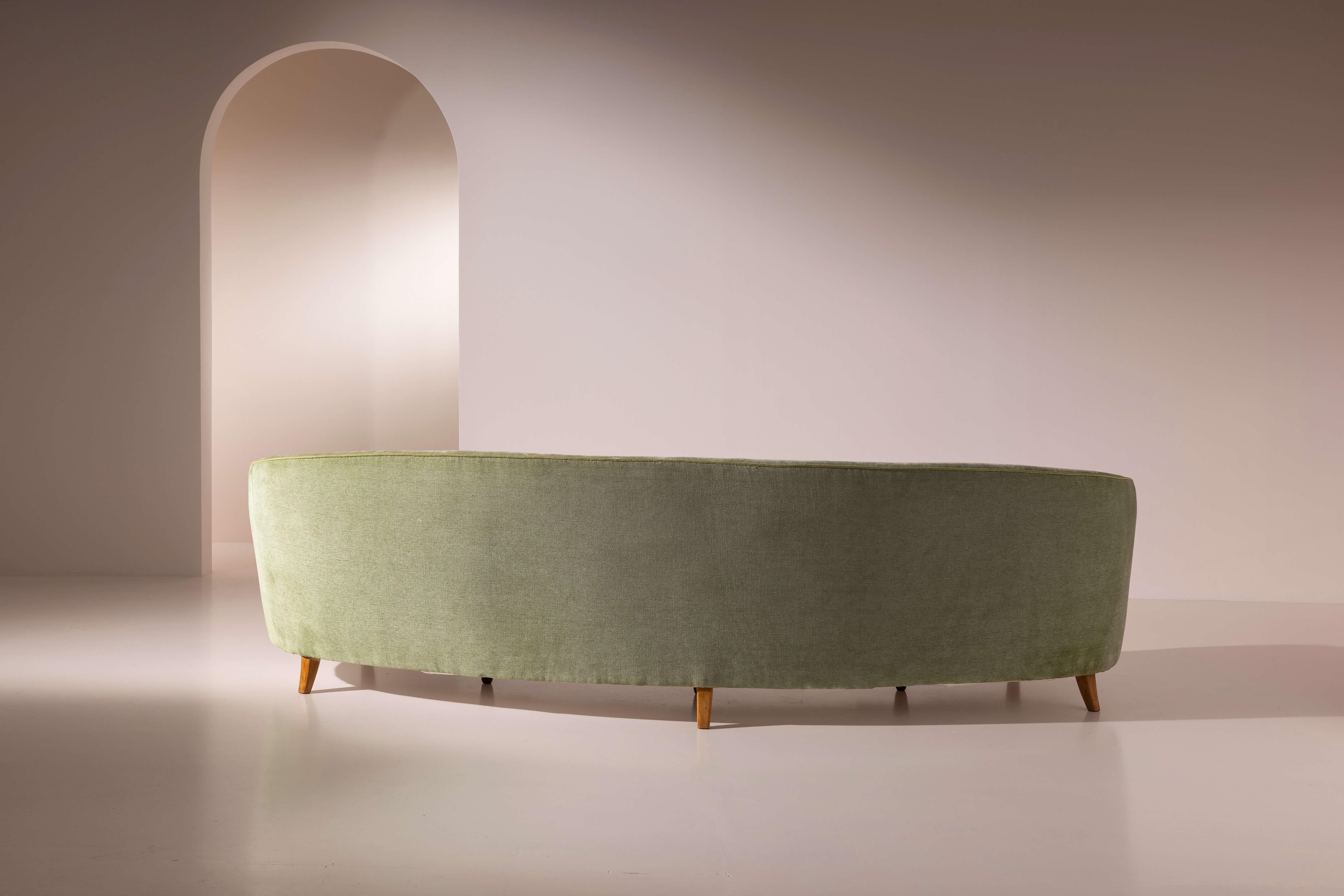 Großes geschwungenes Sofa aus Holz und grünem Samt im Stil von Gio Ponti, Italien 1950er Jahre im Angebot 1
