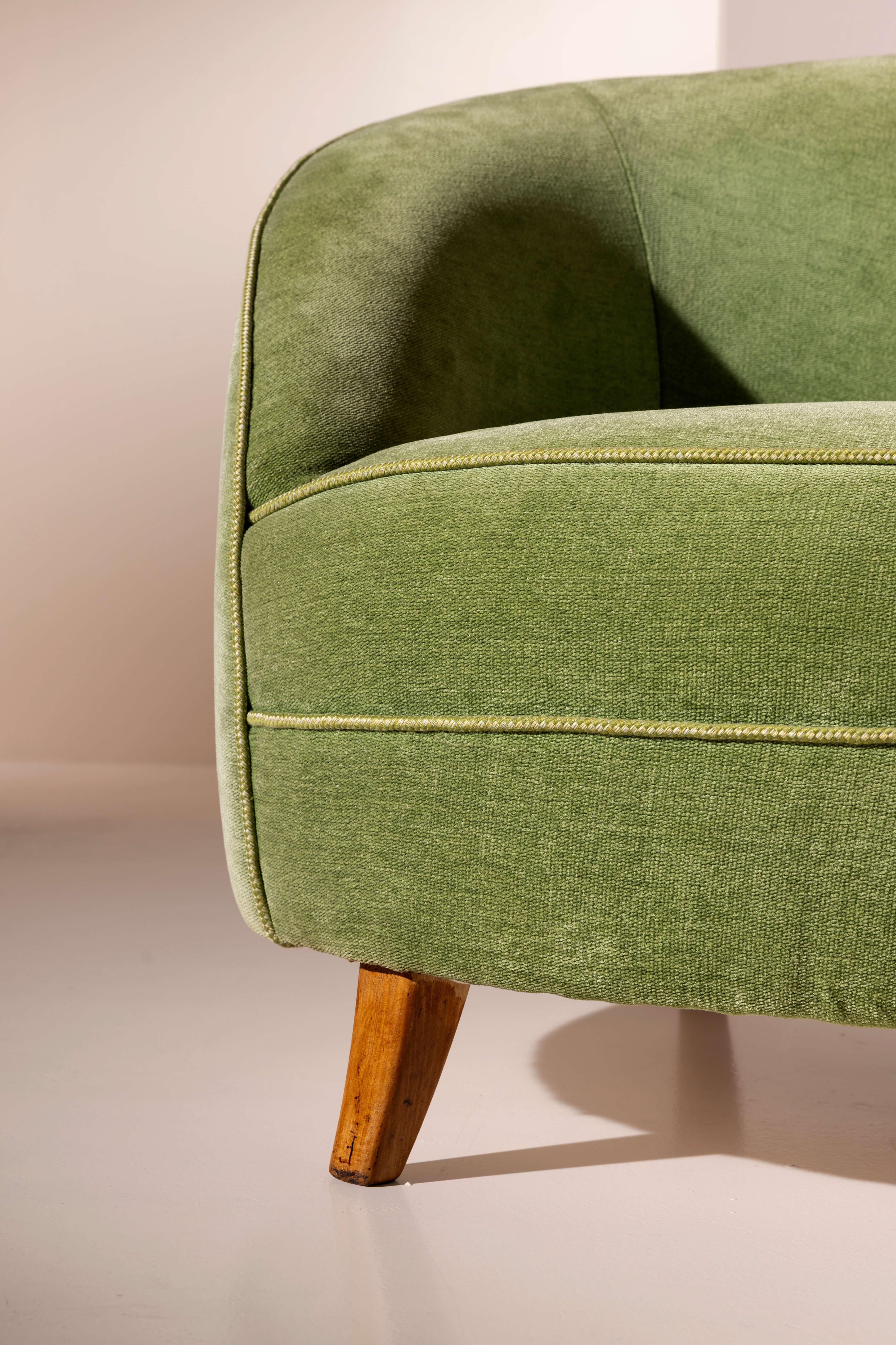 Großes geschwungenes Sofa aus Holz und grünem Samt im Stil von Gio Ponti, Italien 1950er Jahre im Angebot 2