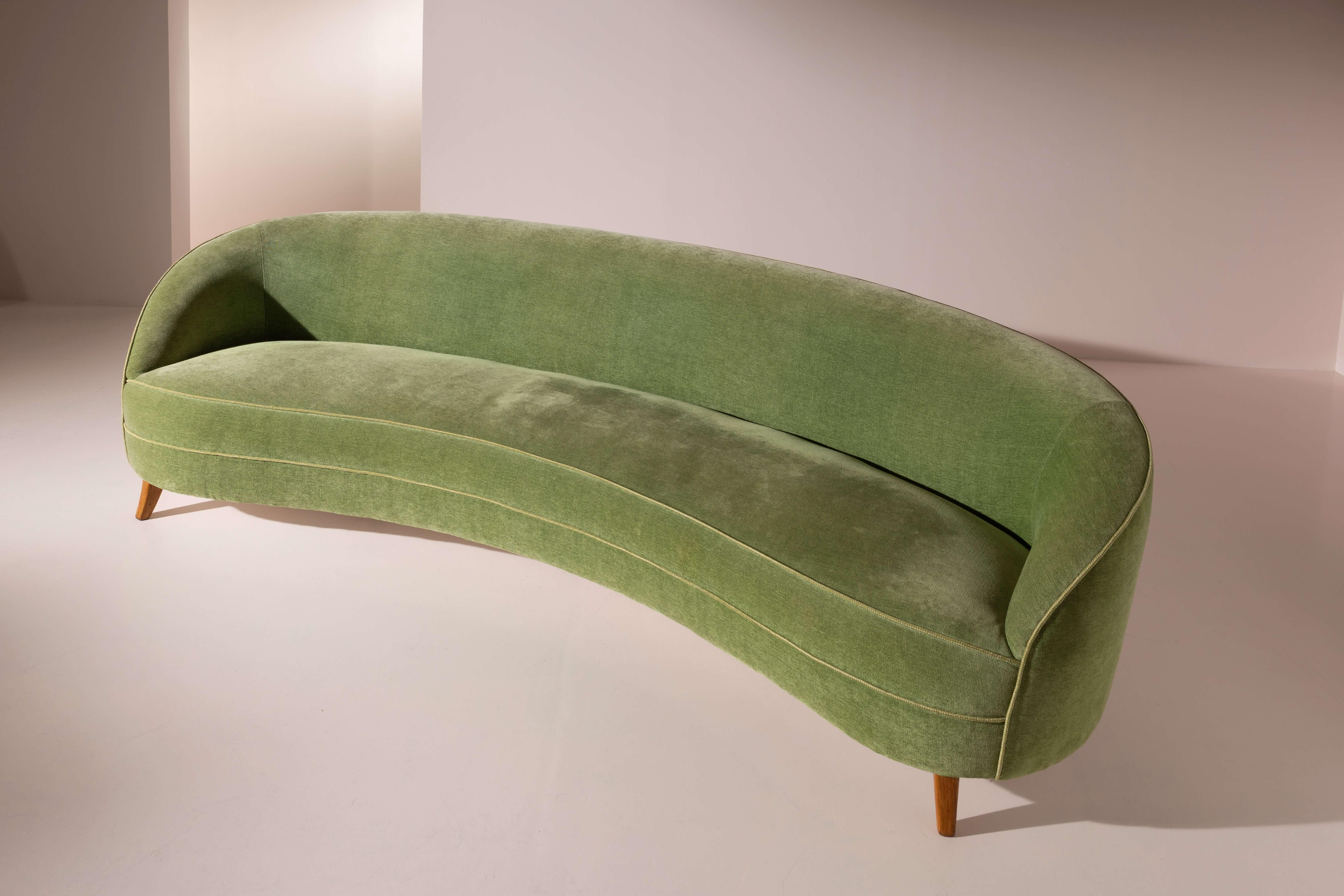 Großes geschwungenes Sofa aus Holz und grünem Samt im Stil von Gio Ponti, Italien 1950er Jahre im Angebot 3