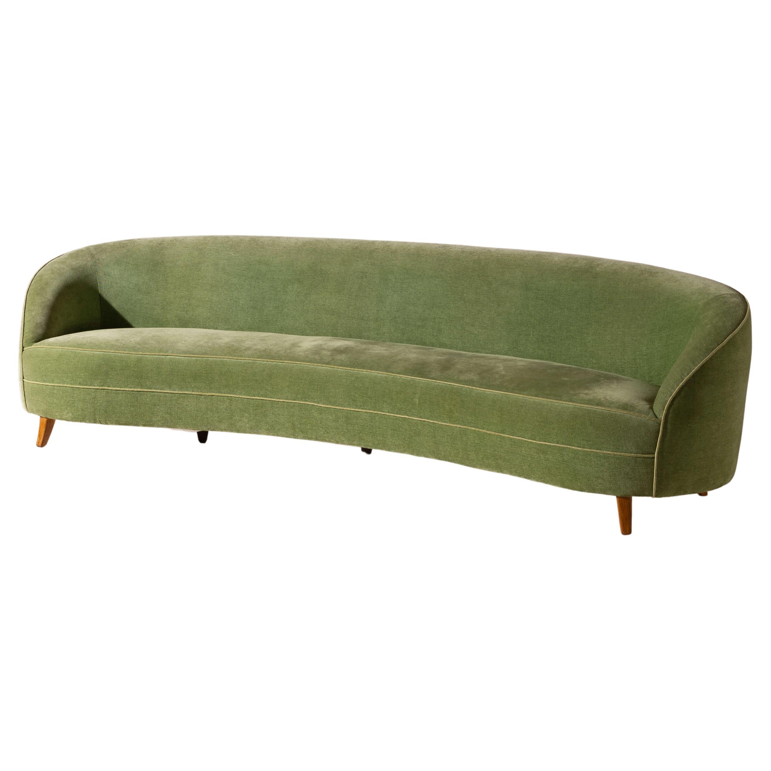Large curved sofa in wood and green velvet in the style of Gio Ponti Italy 1950s