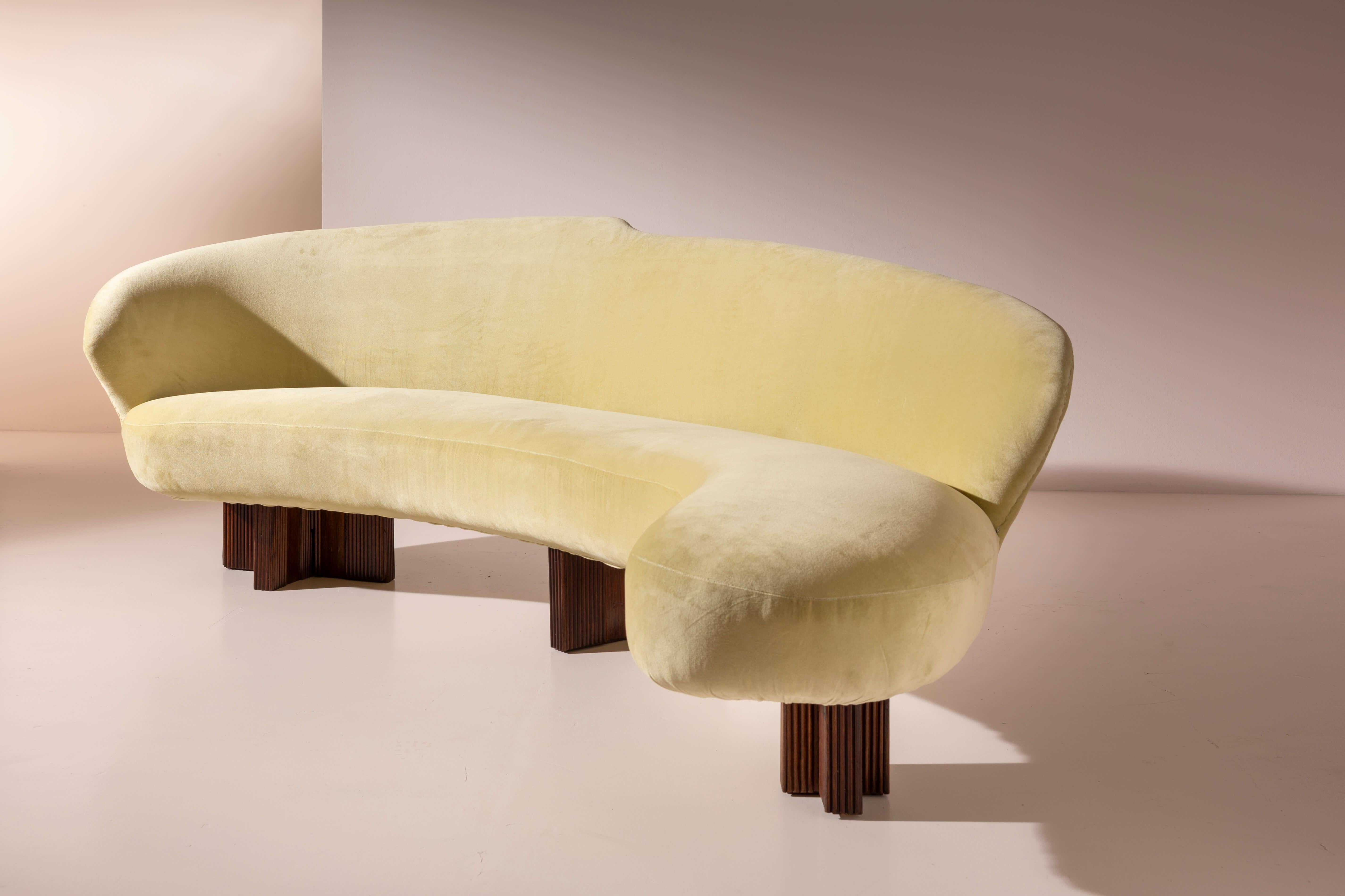 Large curved sofa with carved wooden supports, Italy, 1950s For Sale 3