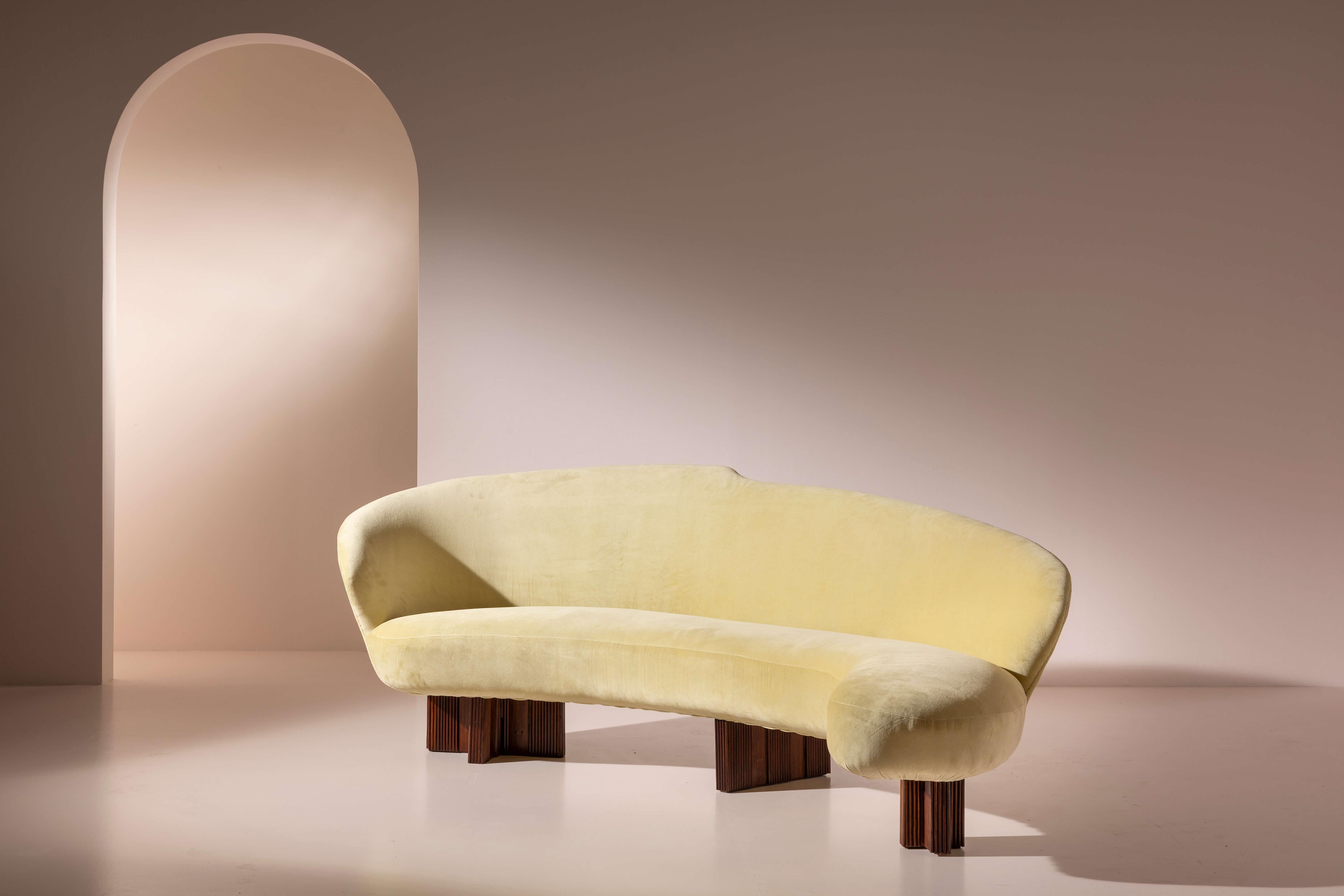 Large curved sofa with carved wooden supports, Italy, 1950s For Sale 6