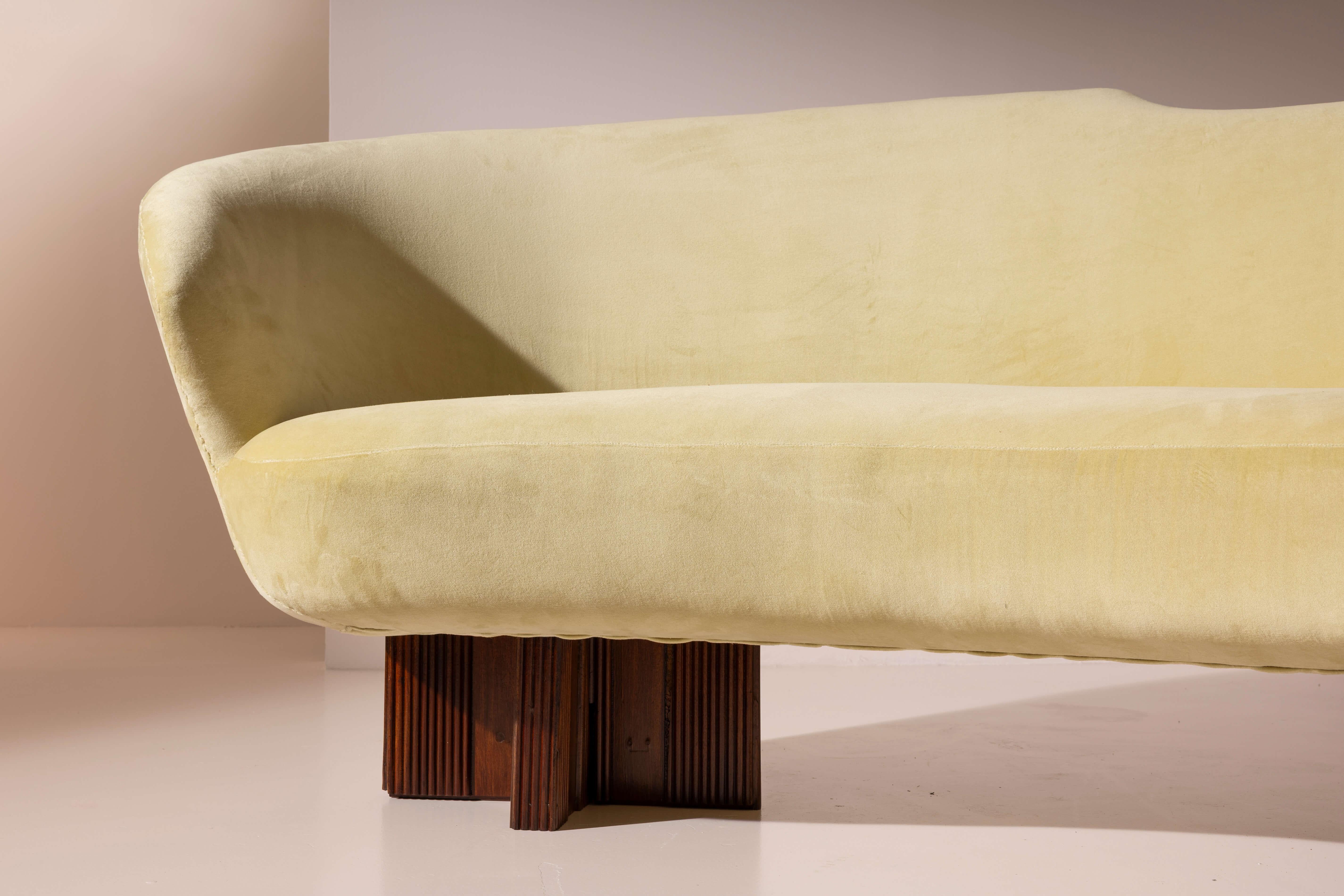 Large curved sofa with carved wooden supports, Italy, 1950s For Sale 7