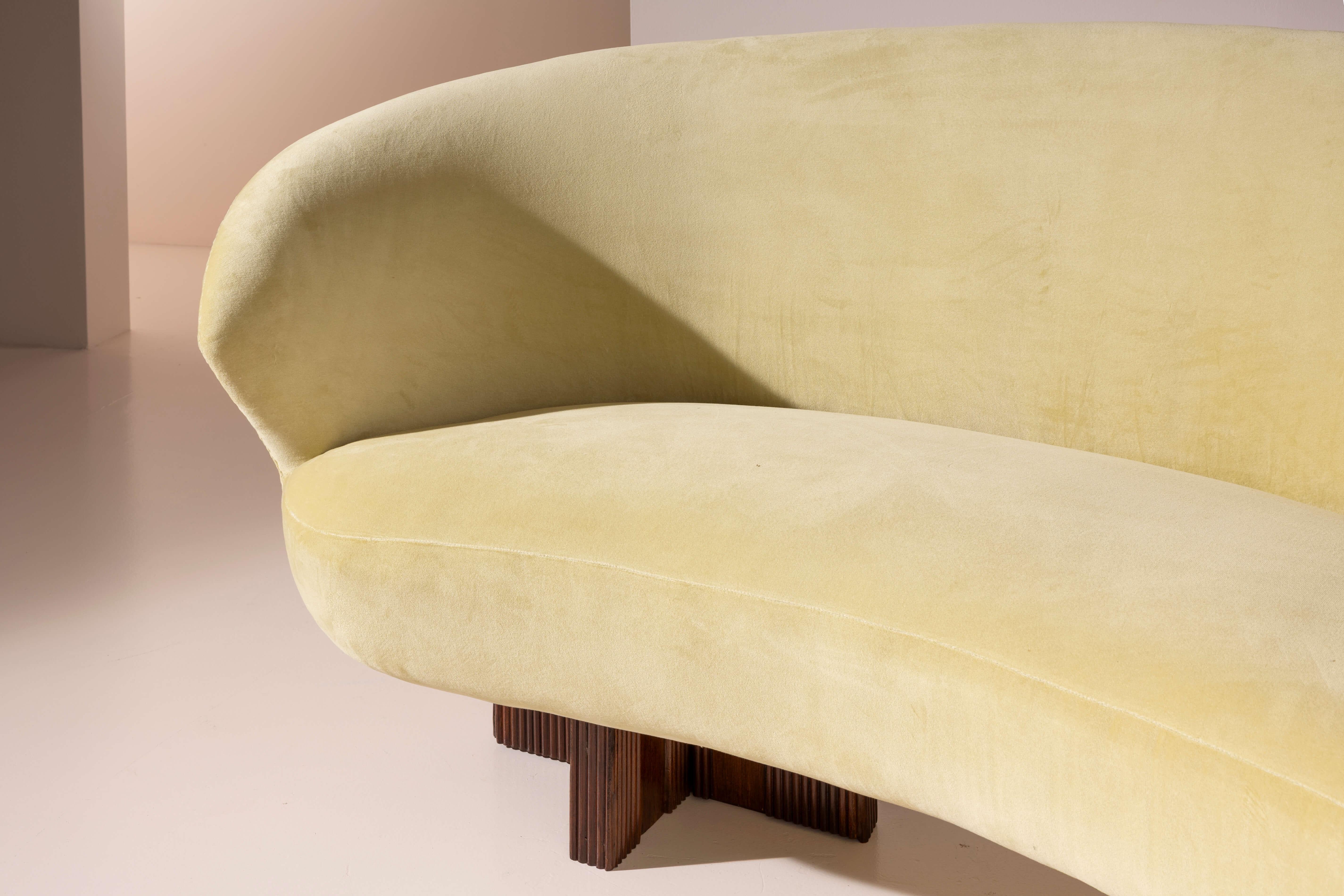 Large curved sofa with carved wooden supports, Italy, 1950s For Sale 8