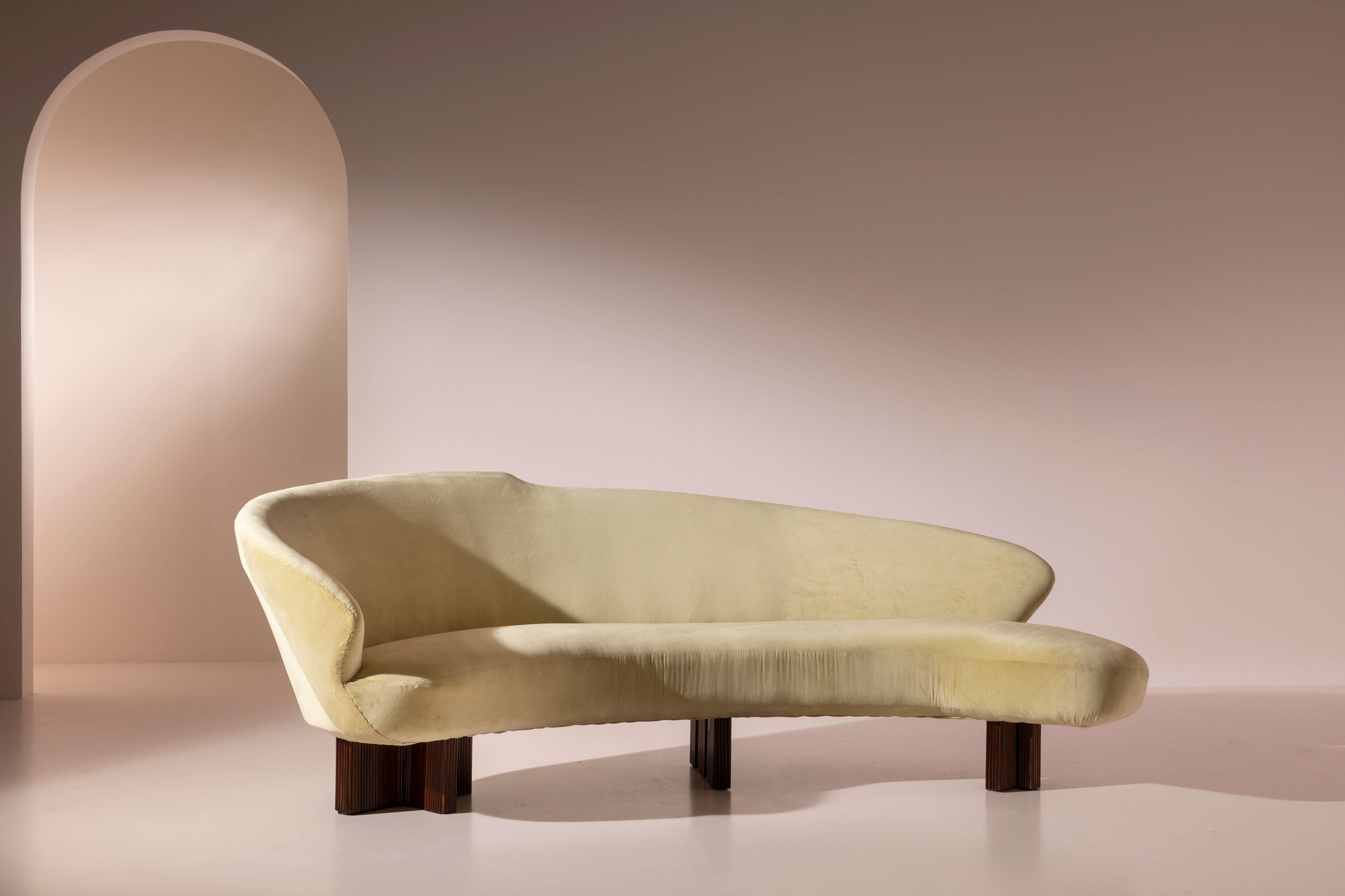A large and beautiful curved sofa with carved wooden supports, Italian manufacture, 1950s

This impressive curved sofa, crafted in Italy during the 1950s, is a true centerpiece for any living room and a focal point of comfortable daytime living.