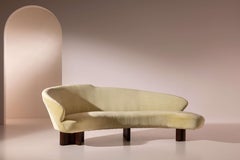 Grande divano curvo con supporti in legno intagliato, Italia, anni '50