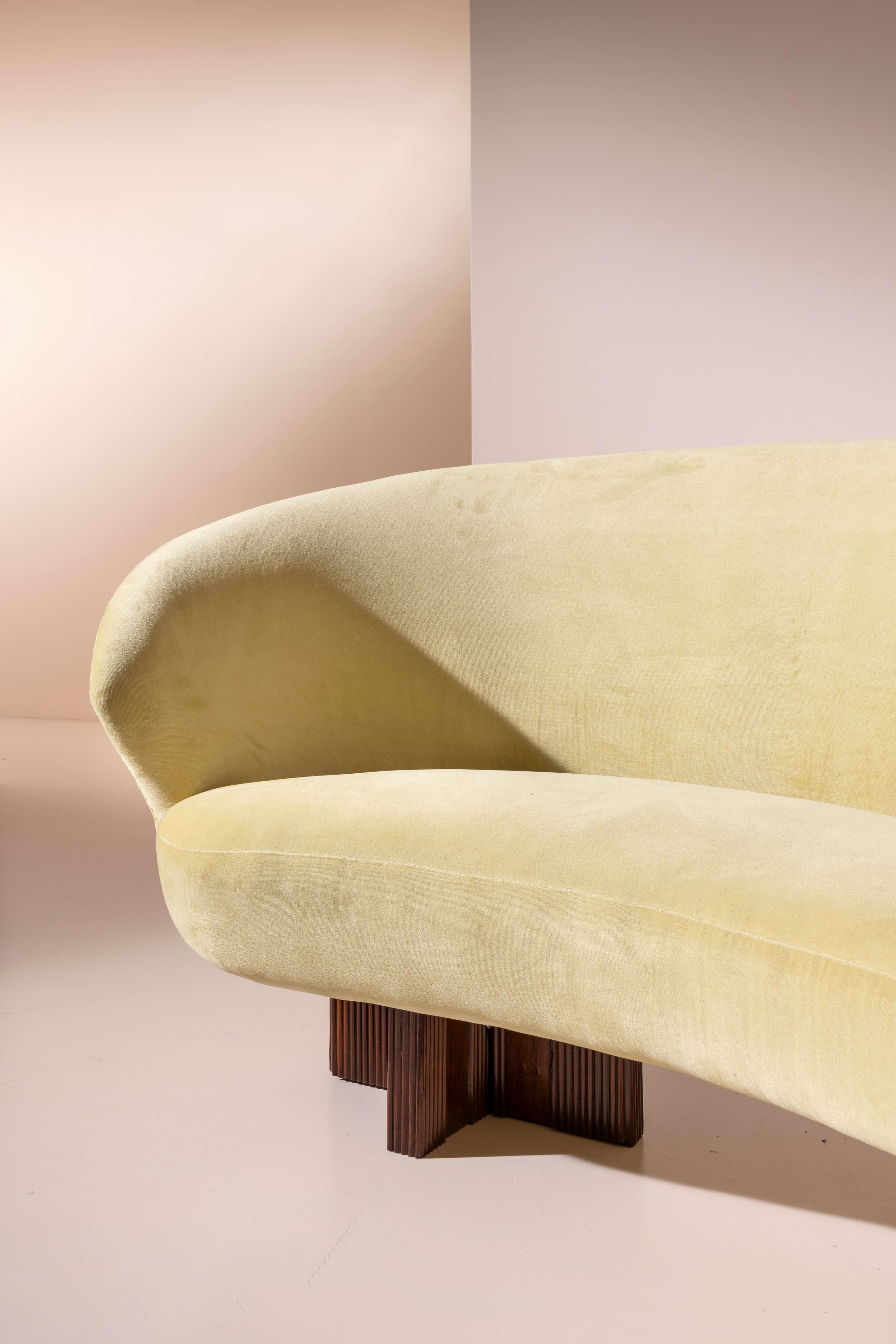 Mid-Century Modern Large curved sofa with carved wooden supports, Italy, 1950s For Sale