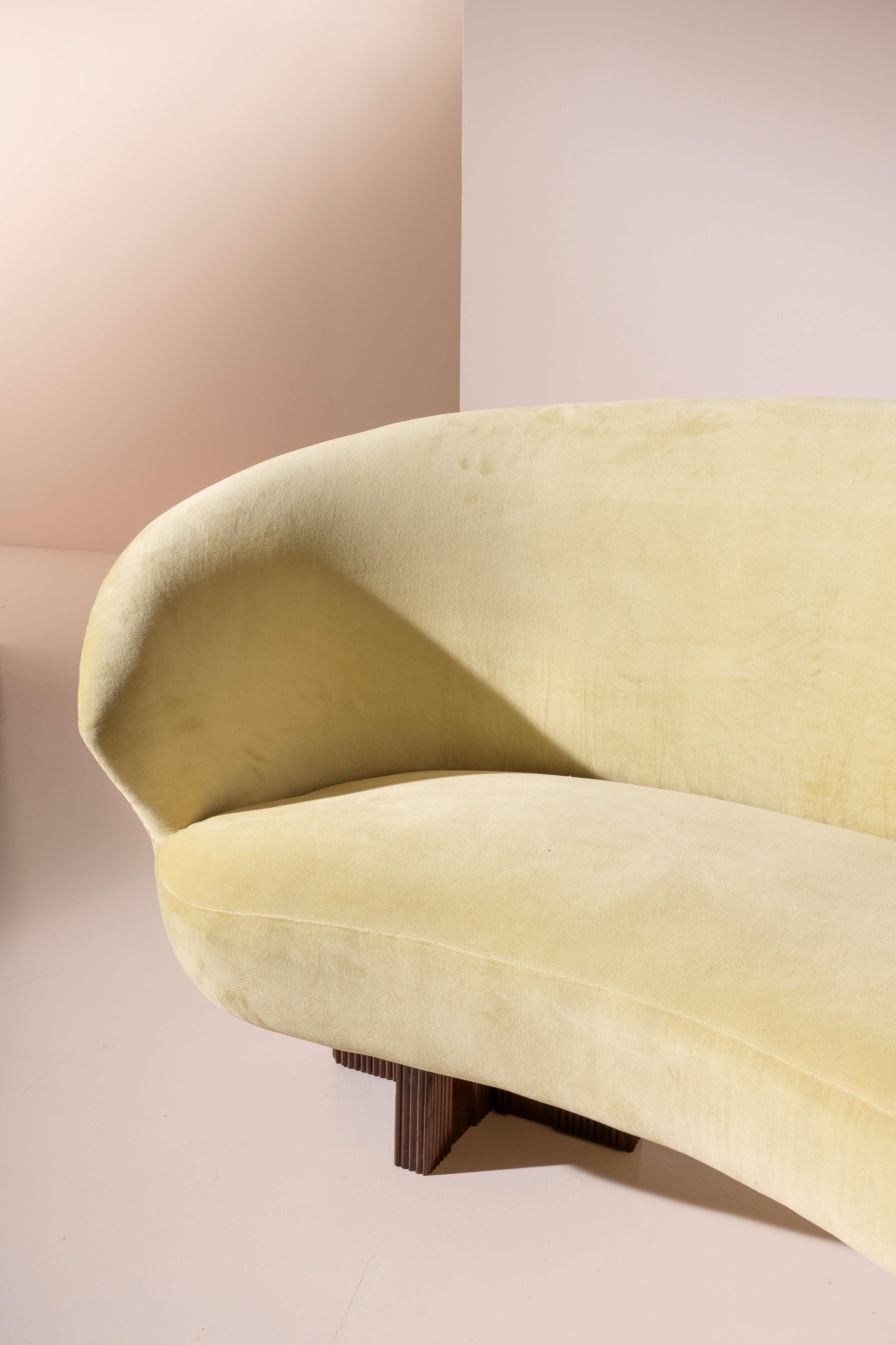 Large curved sofa with carved wooden supports, Italy, 1950s For Sale 2