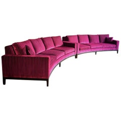 Große gebogene Sofas Rosenholz und Samt Magenta Matching Pair Custom Made