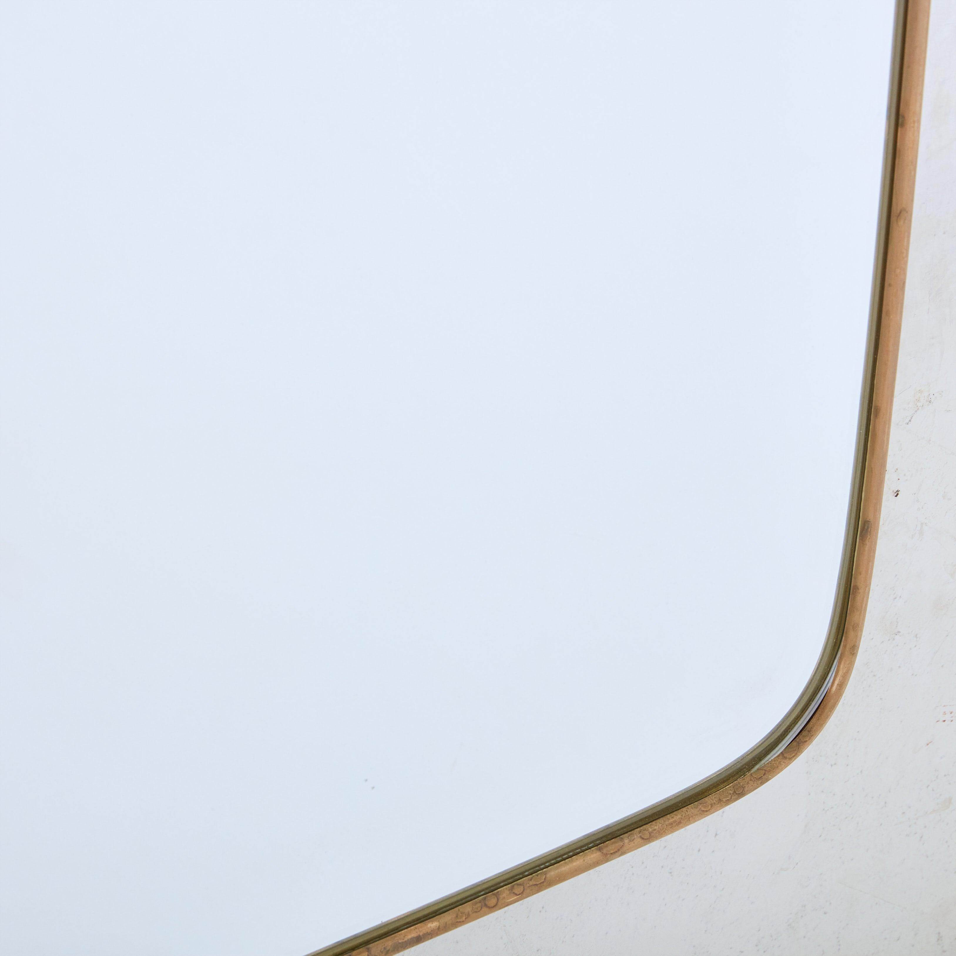 Mid-Century moderno Grande specchio con cornice in ottone con piano curvo n. 01, Italia, anni '70 in vendita