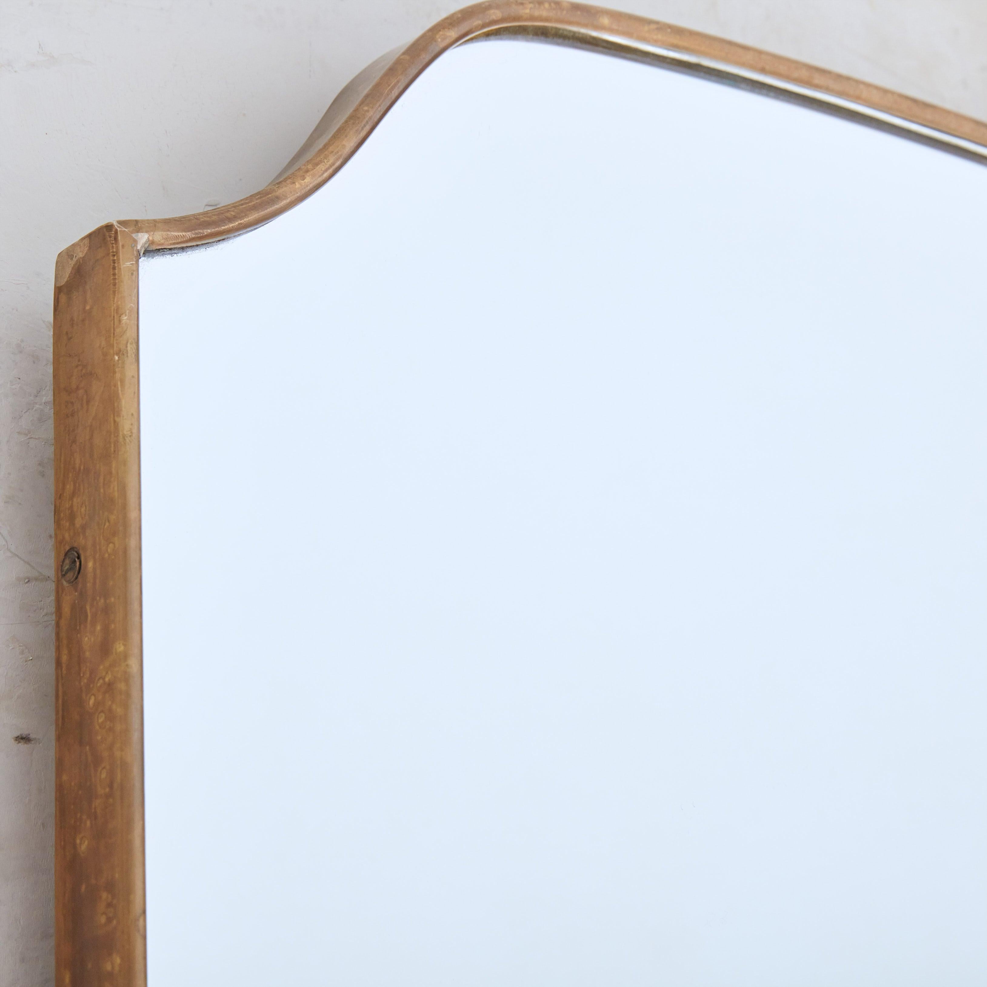 Grande specchio con cornice in ottone con piano curvo n. 01, Italia, anni '70 in vendita 1