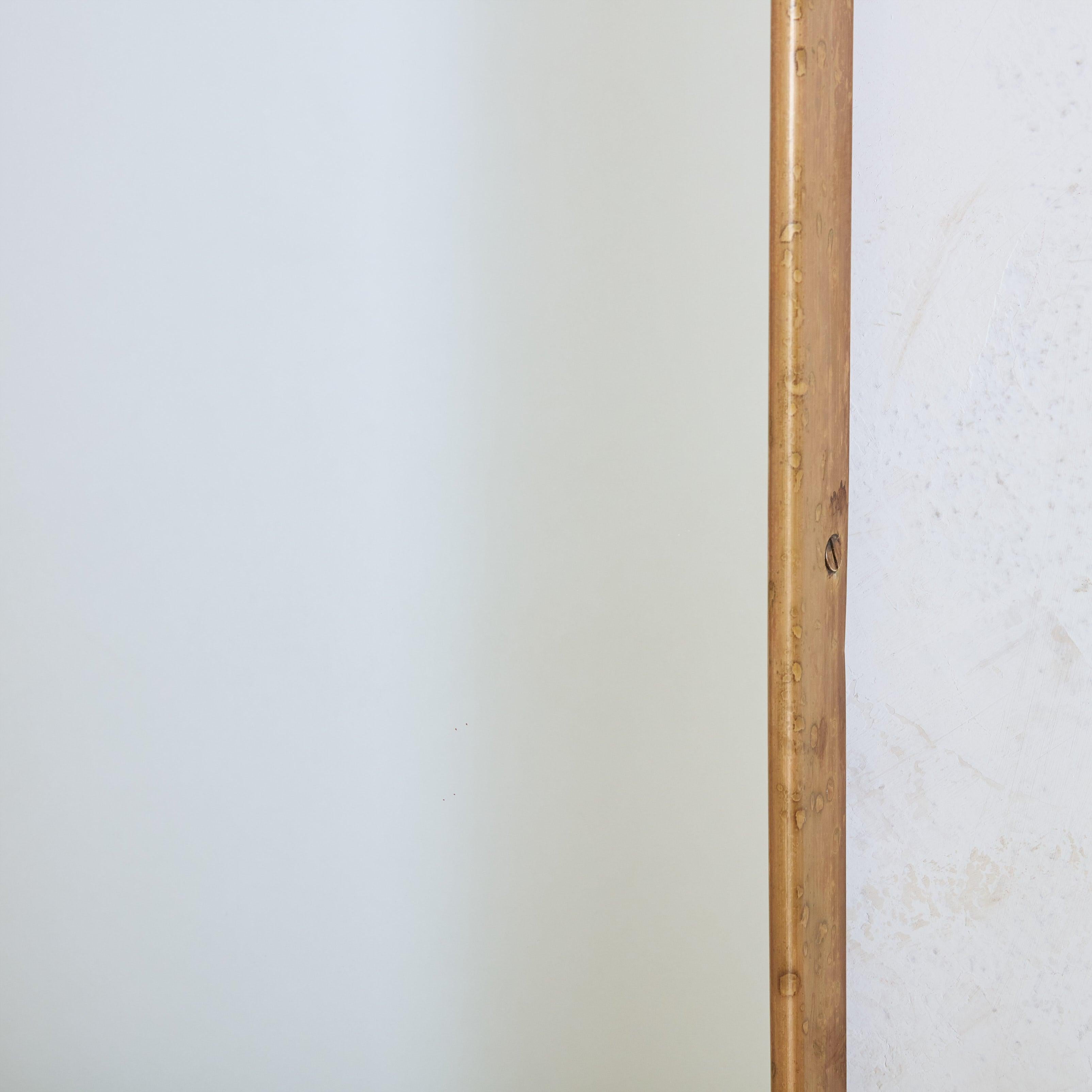 Grande specchio con cornice in ottone con piano curvo n. 01, Italia, anni '70 in vendita 2