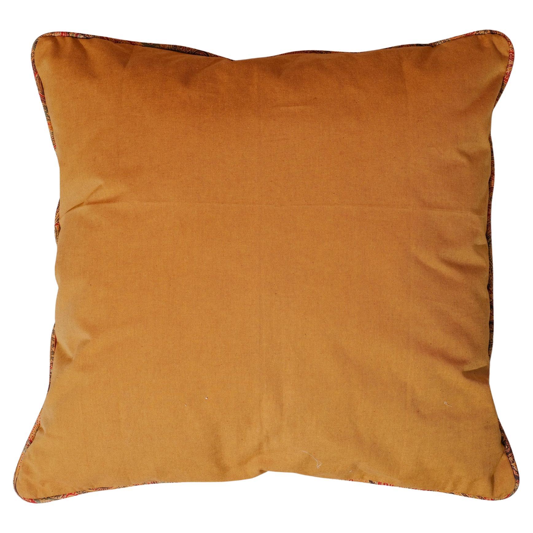 Cuscino grande ed elegante realizzato con un pregiato tessuto di design Cachemir.
Può essere posizionato ovunque.


rif. B/2427