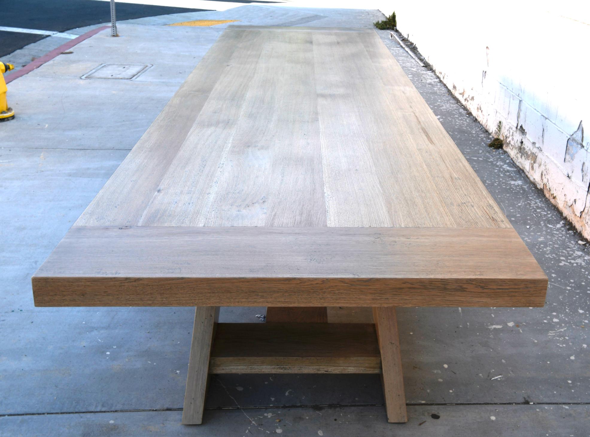 Grande table de banquet sur mesure, fabriquée en chêne blanc scié sur mesure en vente 4