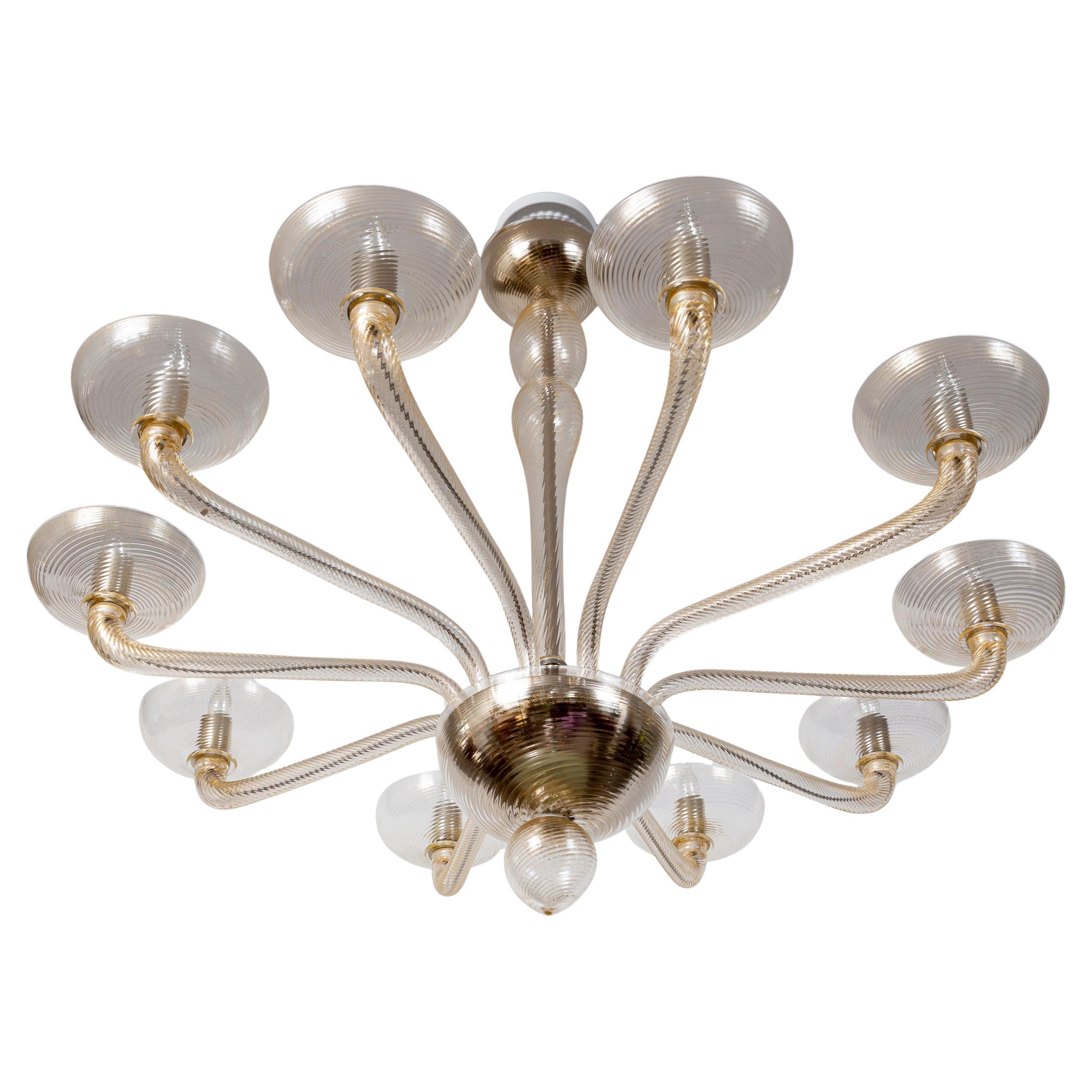 Un meraviglioso lampadario uplight di Murano dal design unico e personalizzato, composto da forme morbide e arcuate con ogni pezzo soffiato a bocca in un torciglione uniforme che crea un delizioso effetto a vortice e che cattura una maggiore
