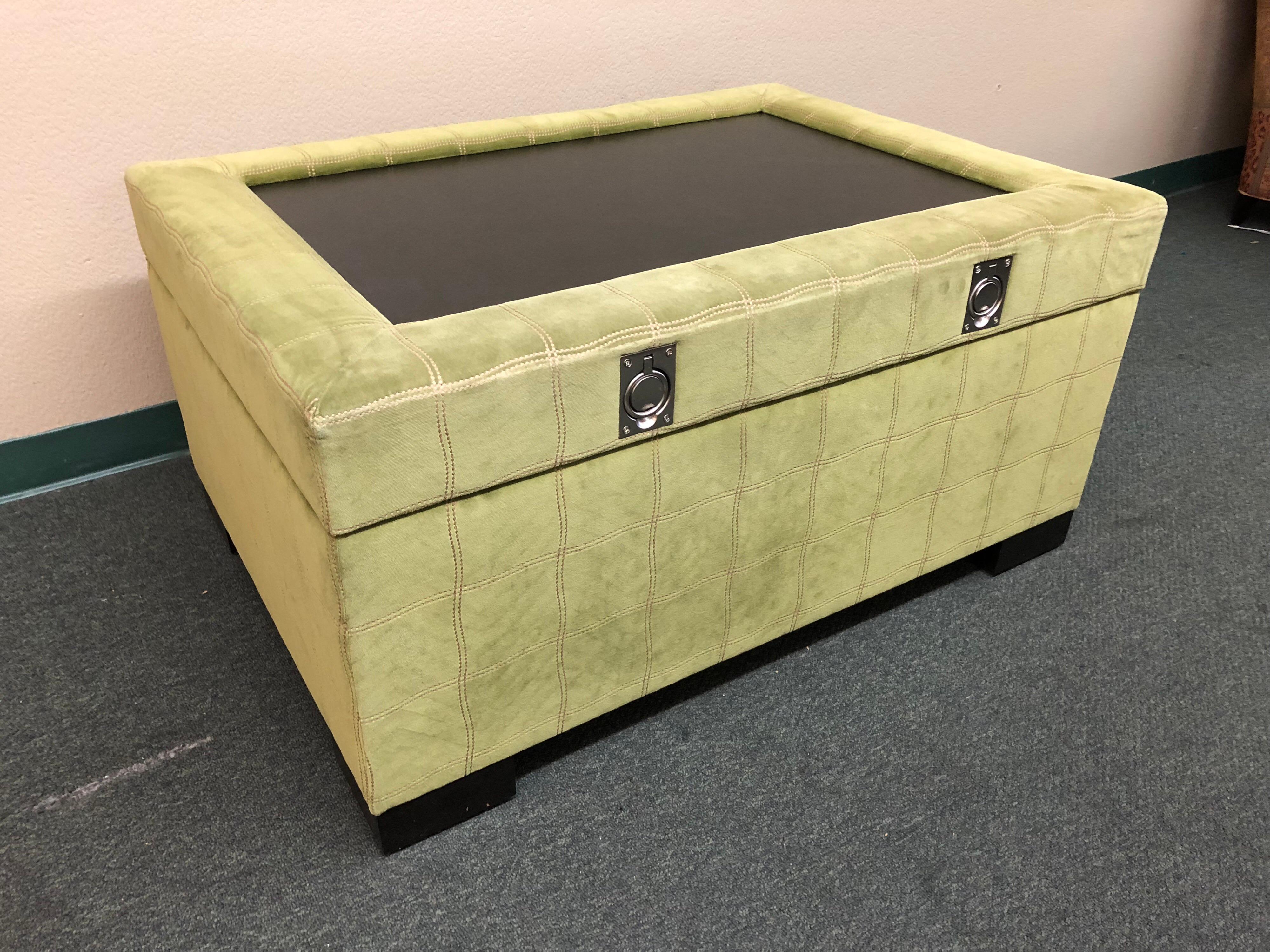 Large Custom Green Velour Storage Ottoman im Zustand „Gut“ in San Francisco, CA